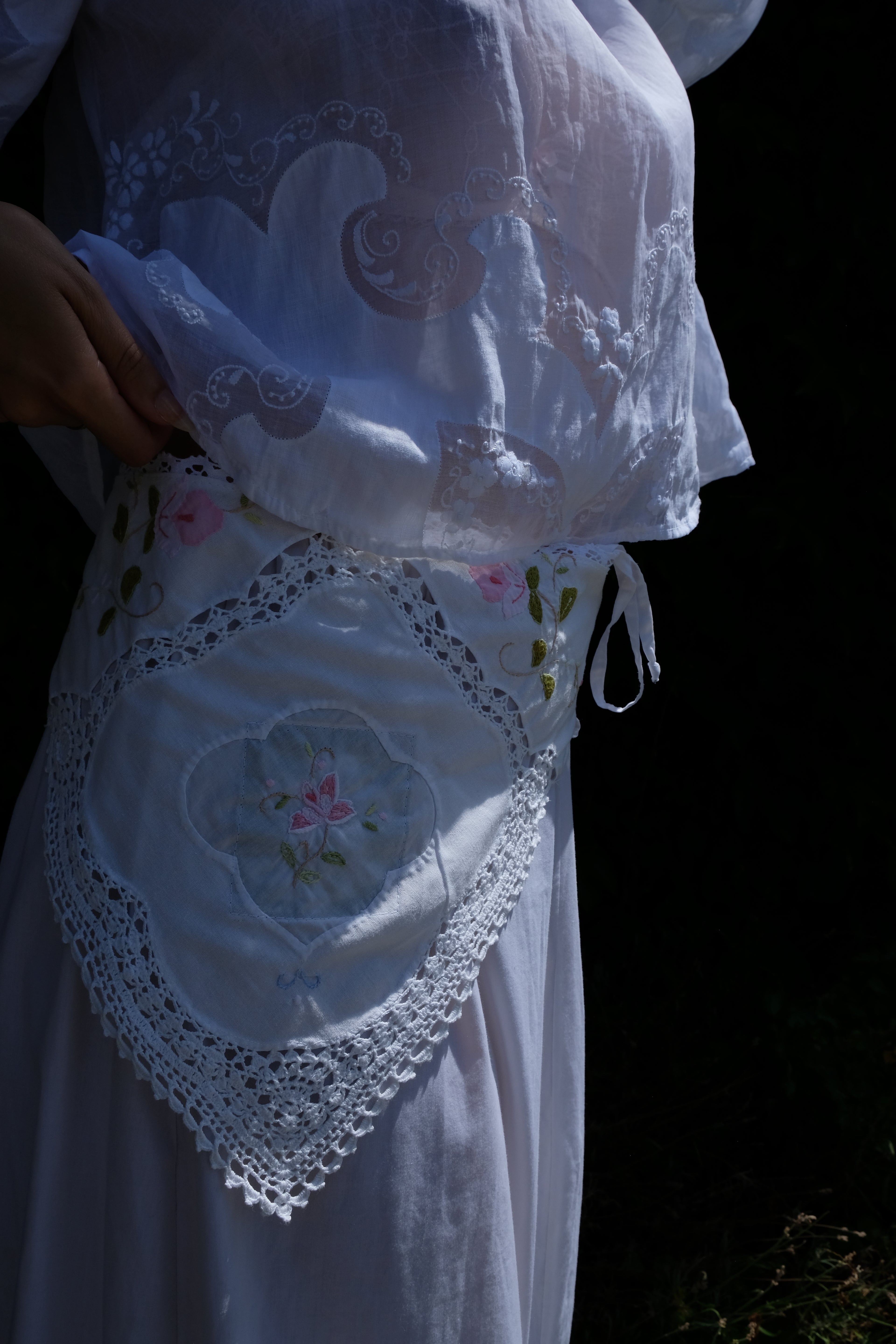 EMMA VERDIER KREMER – Fichu Héritage en coton blanc ancien brodé