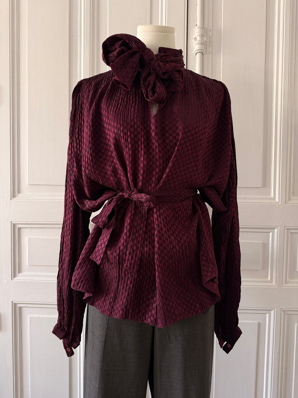 TED LAPIDUS Chemisier en soie manche bouffante col lavallière taille 38