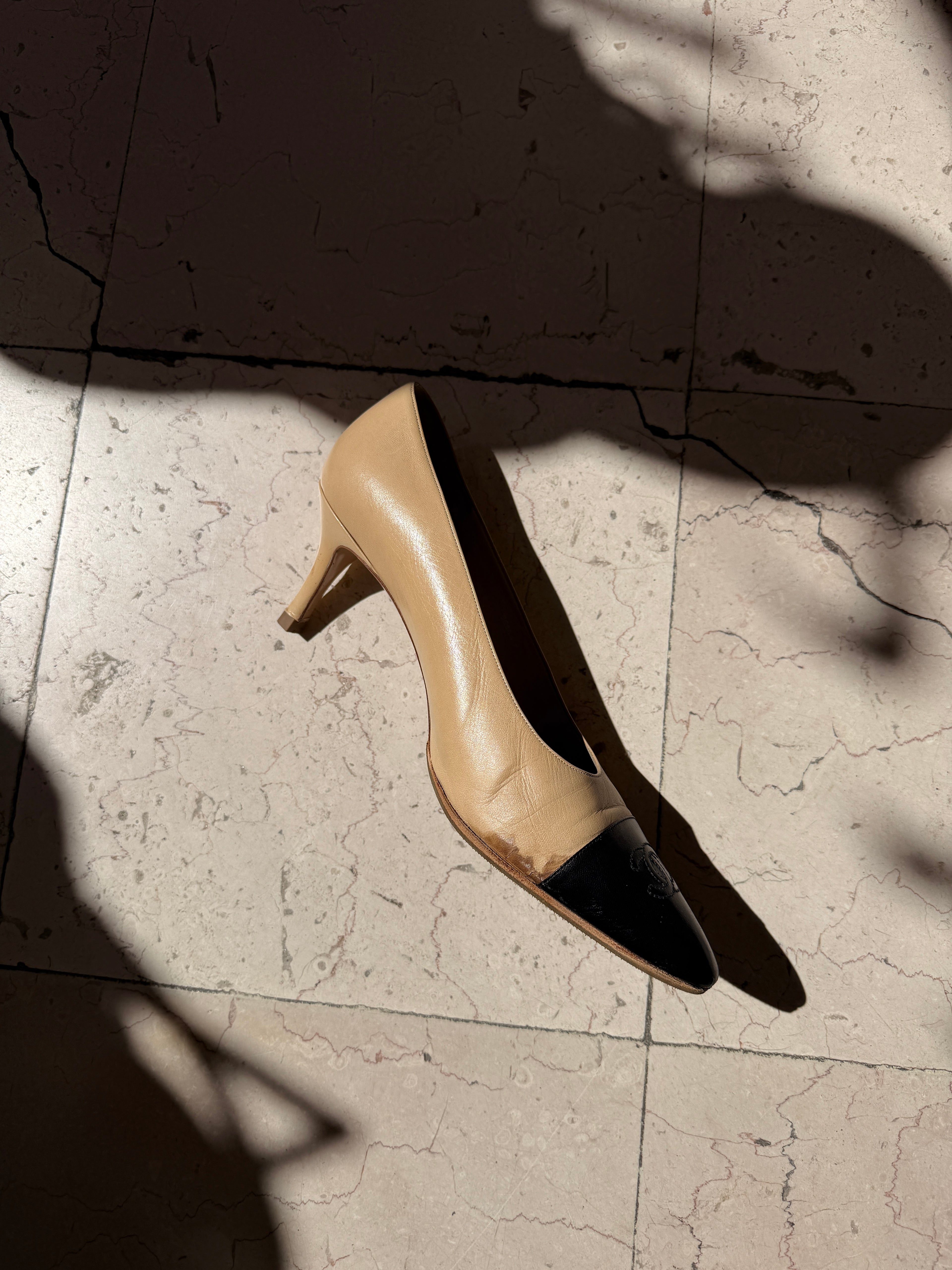 CHANEL escarpins cuir bicolore taille 40