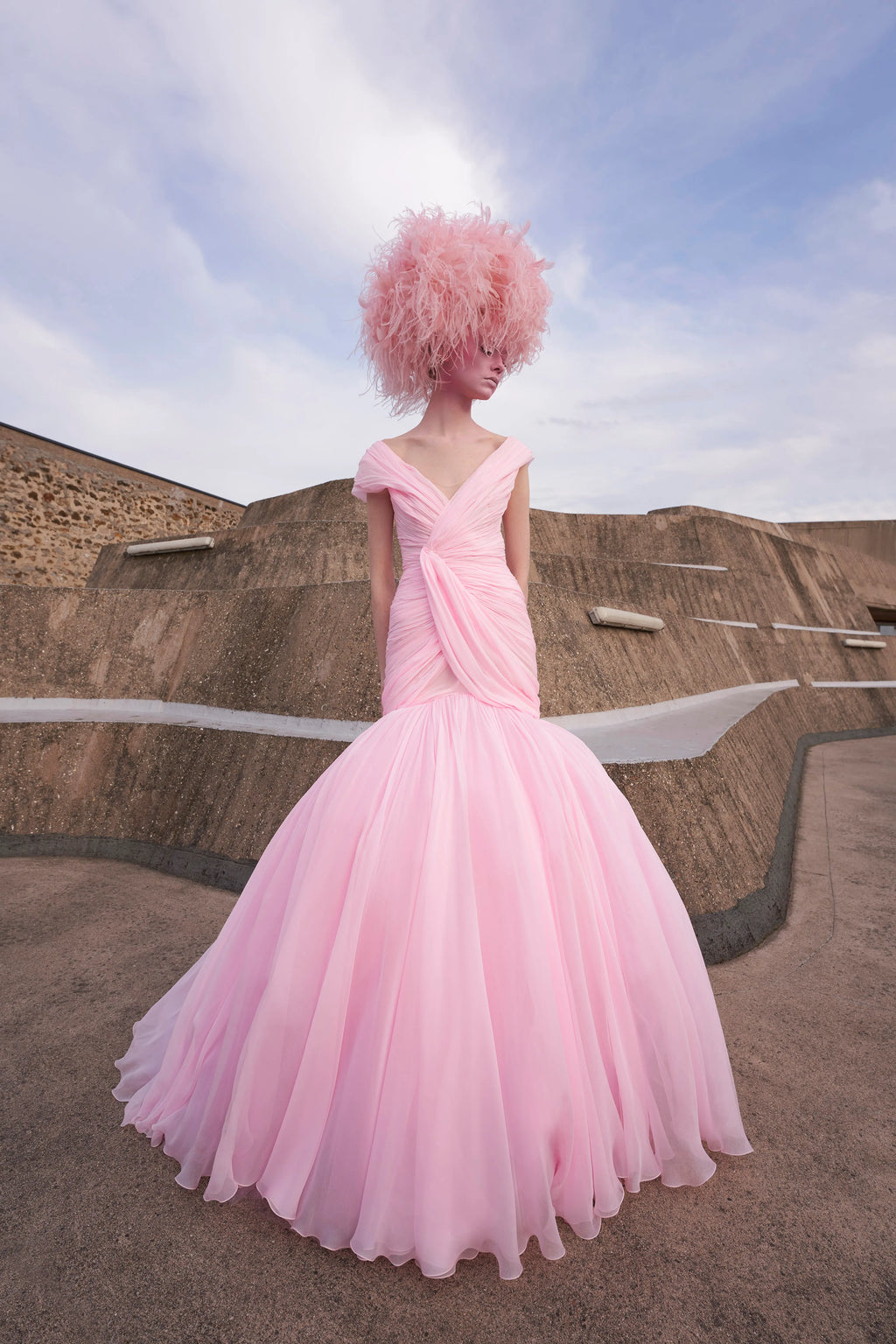 GIAMBATTISTA VALLI Robe Haute couture en soie rose collection 2021-22