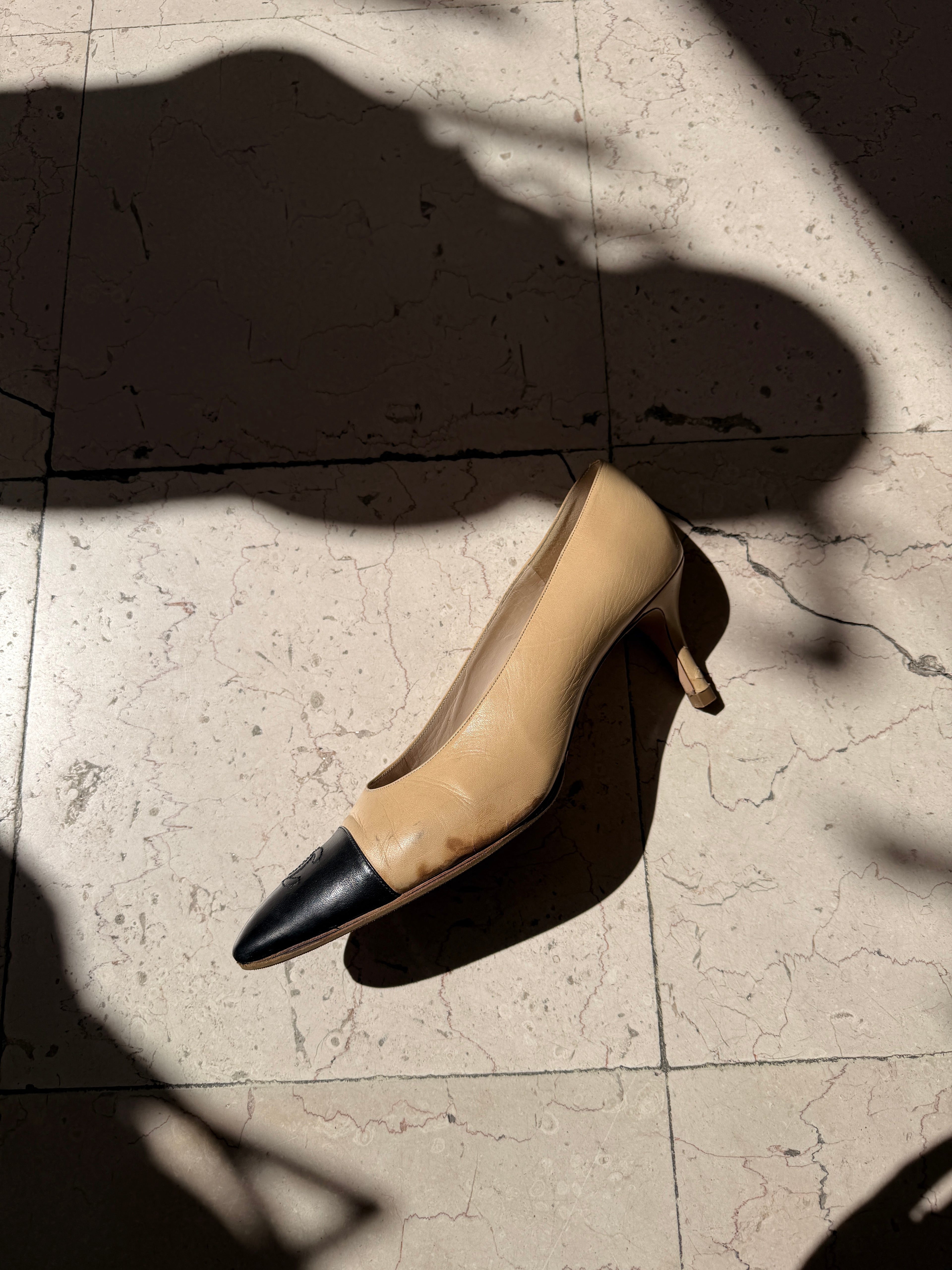 CHANEL escarpins cuir bicolore taille 40