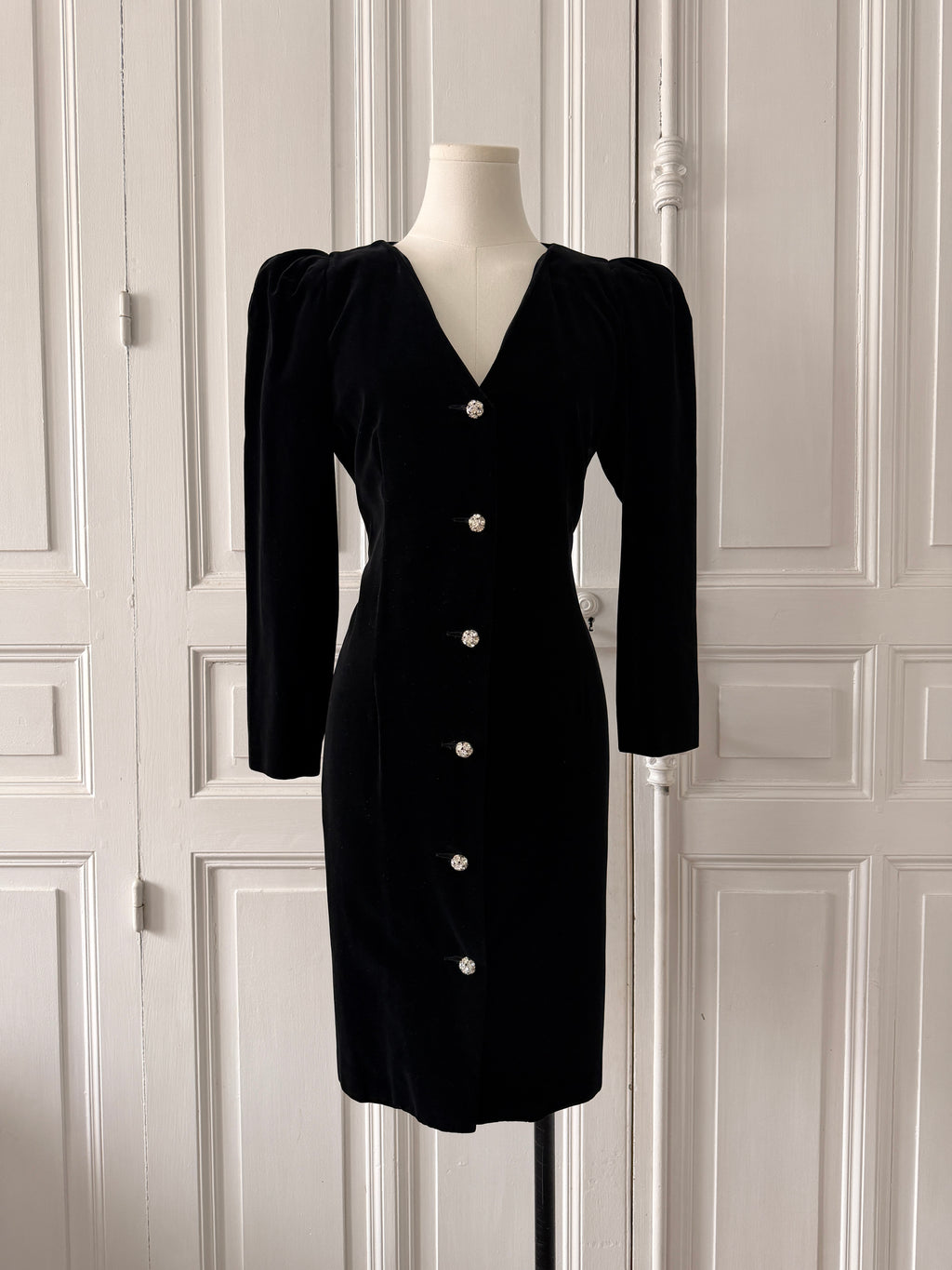 GUY LAROCHE Robe en velours boutons bijoux argentés et strassés 36