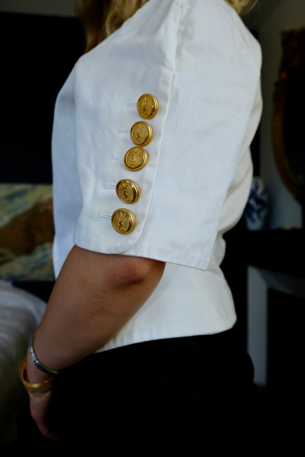 YVES SAINT LAURENT- Veste blanche manche courte à boutons dorés signés Ysl