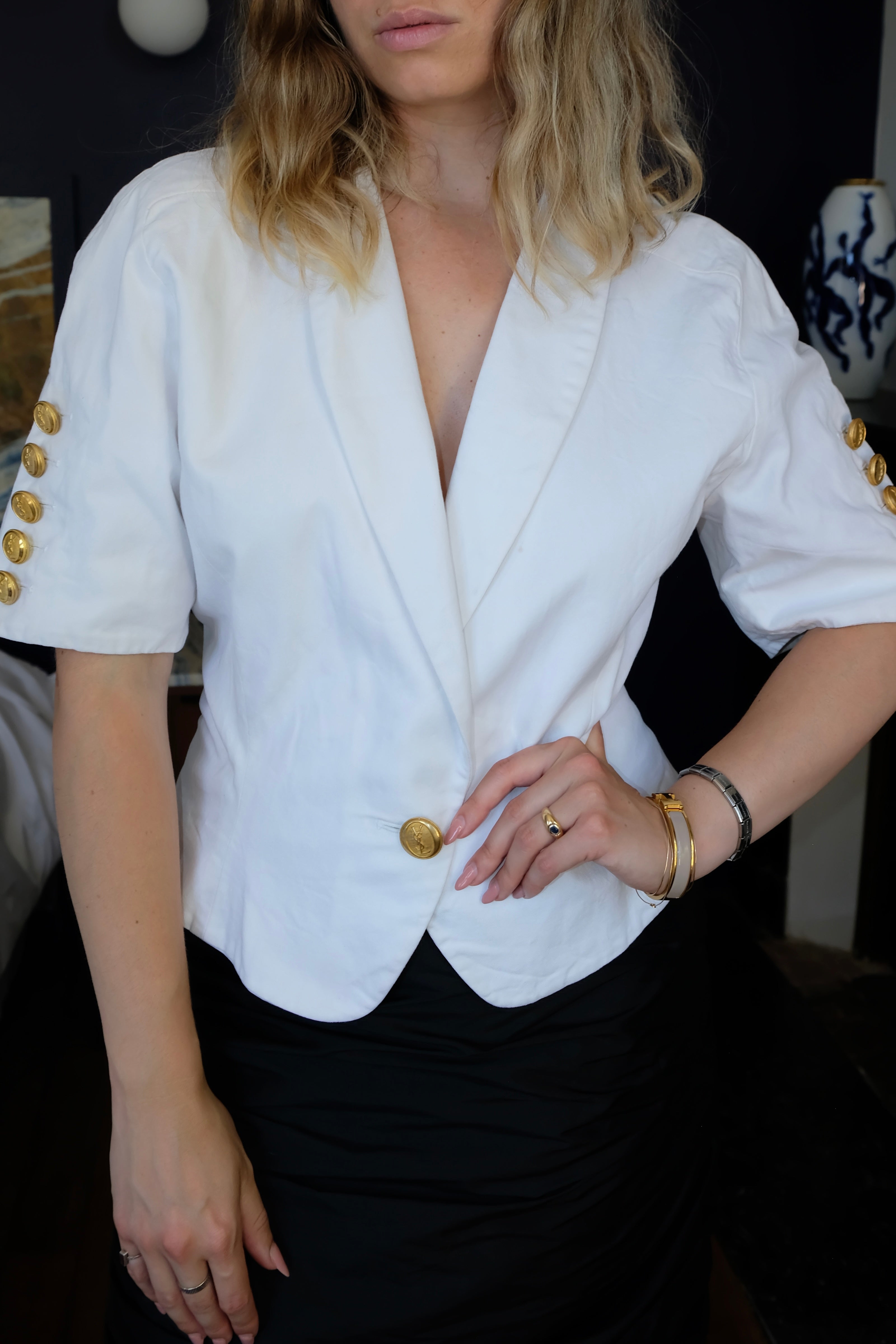 YVES SAINT LAURENT- Veste blanche manche courte à boutons dorés signés Ysl