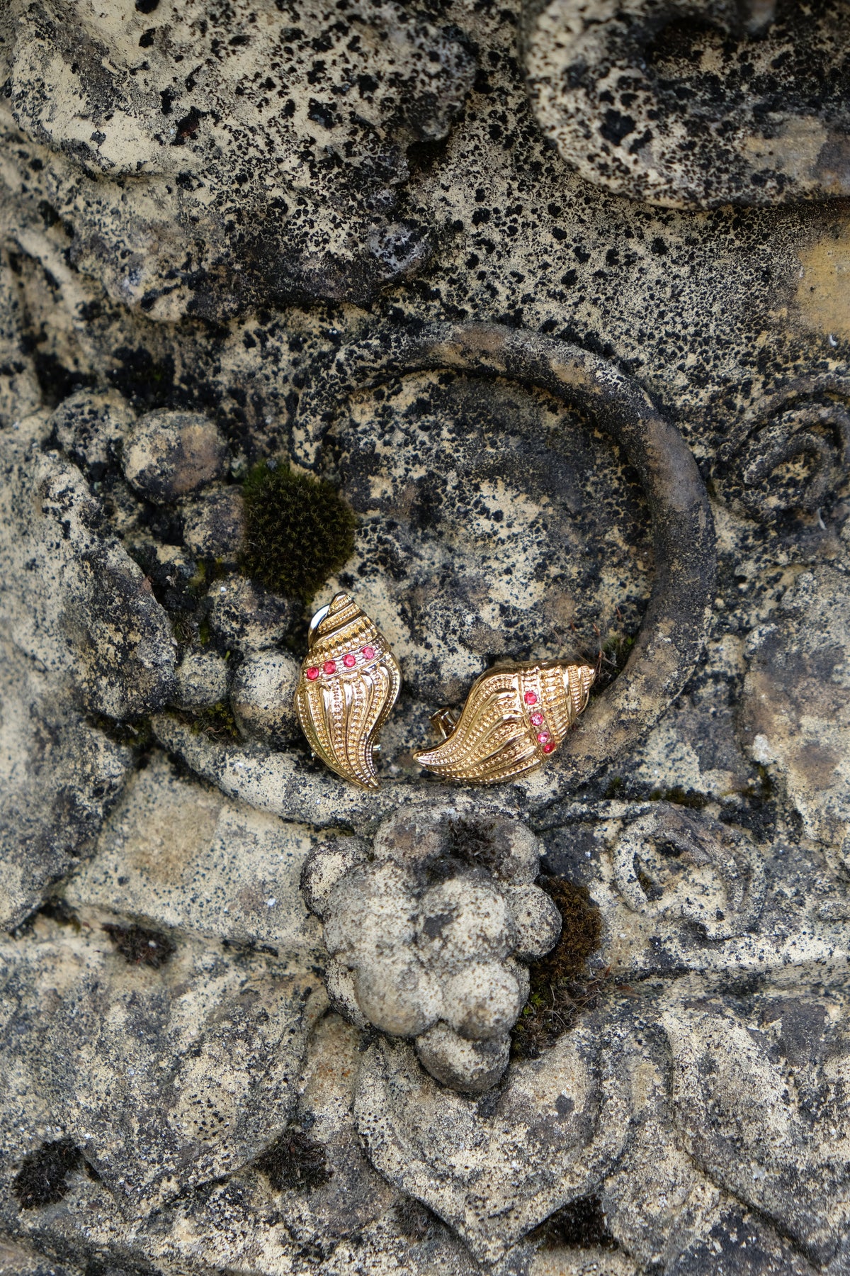 MONET Boucle dormeuse coquillage à strass