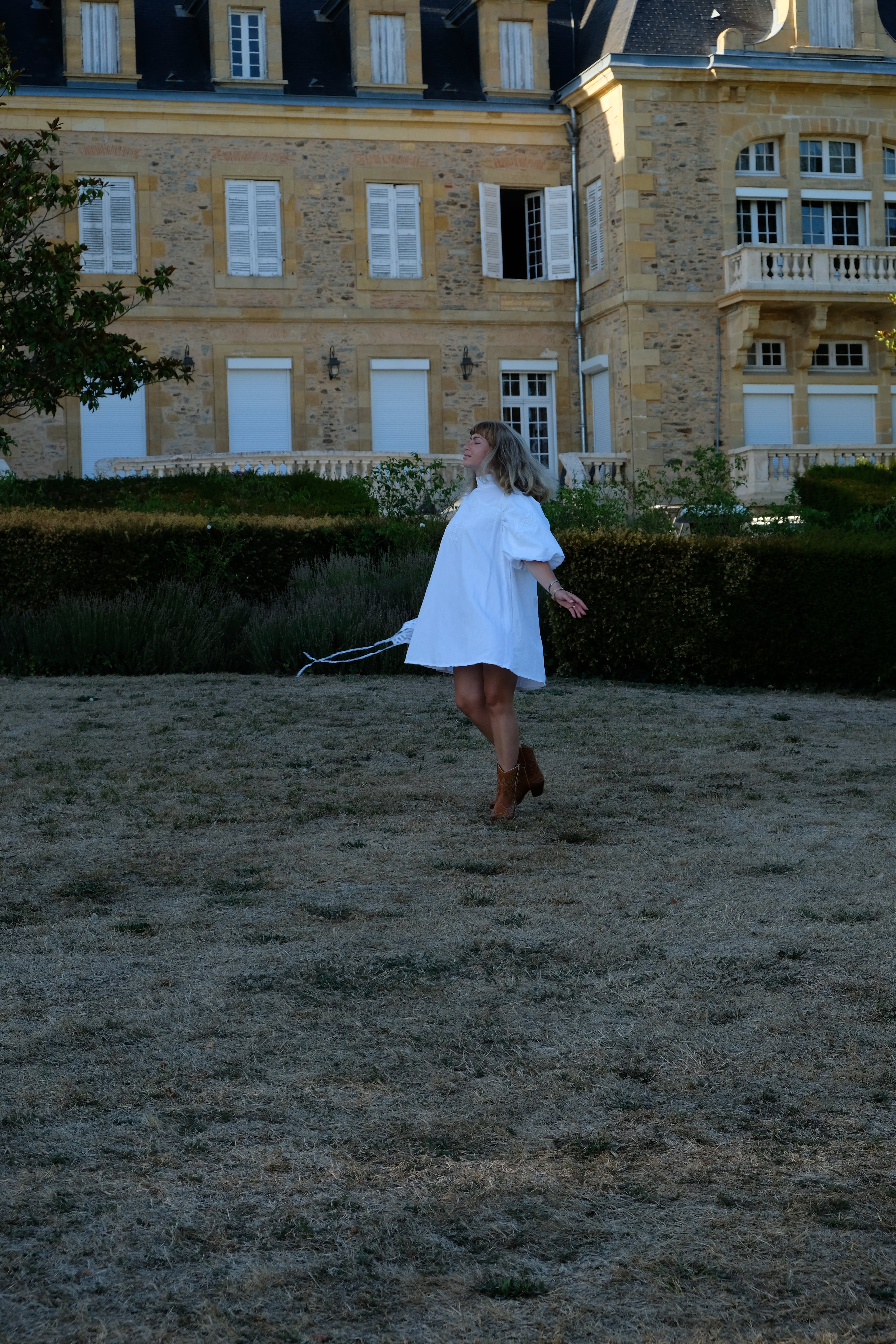 EMMA VERDIER KREMER- Robe mini en coton ancien brodé - Modèle Héritage