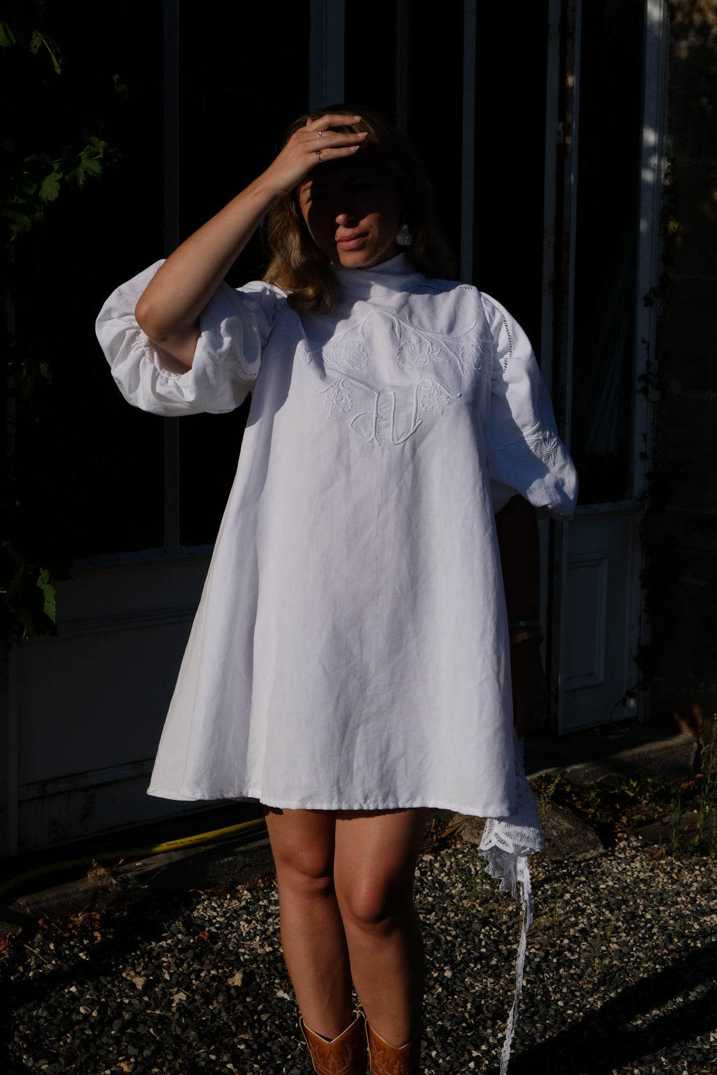 EMMA VERDIER KREMER- Robe mini en coton ancien brodé - Modèle Héritage