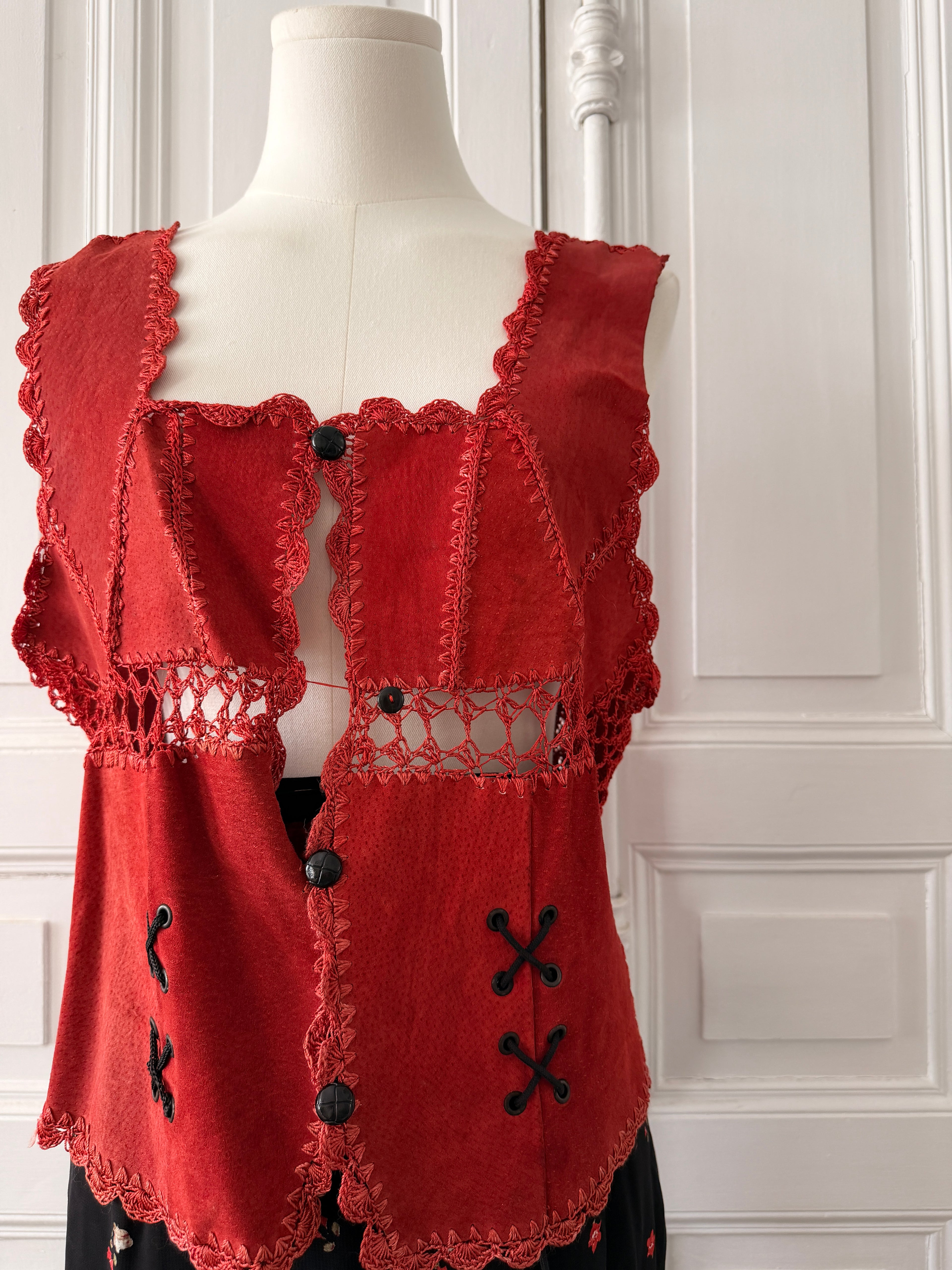 VINTAGE 80s gilet patchwork de cuir rouge et crochet taille 42
