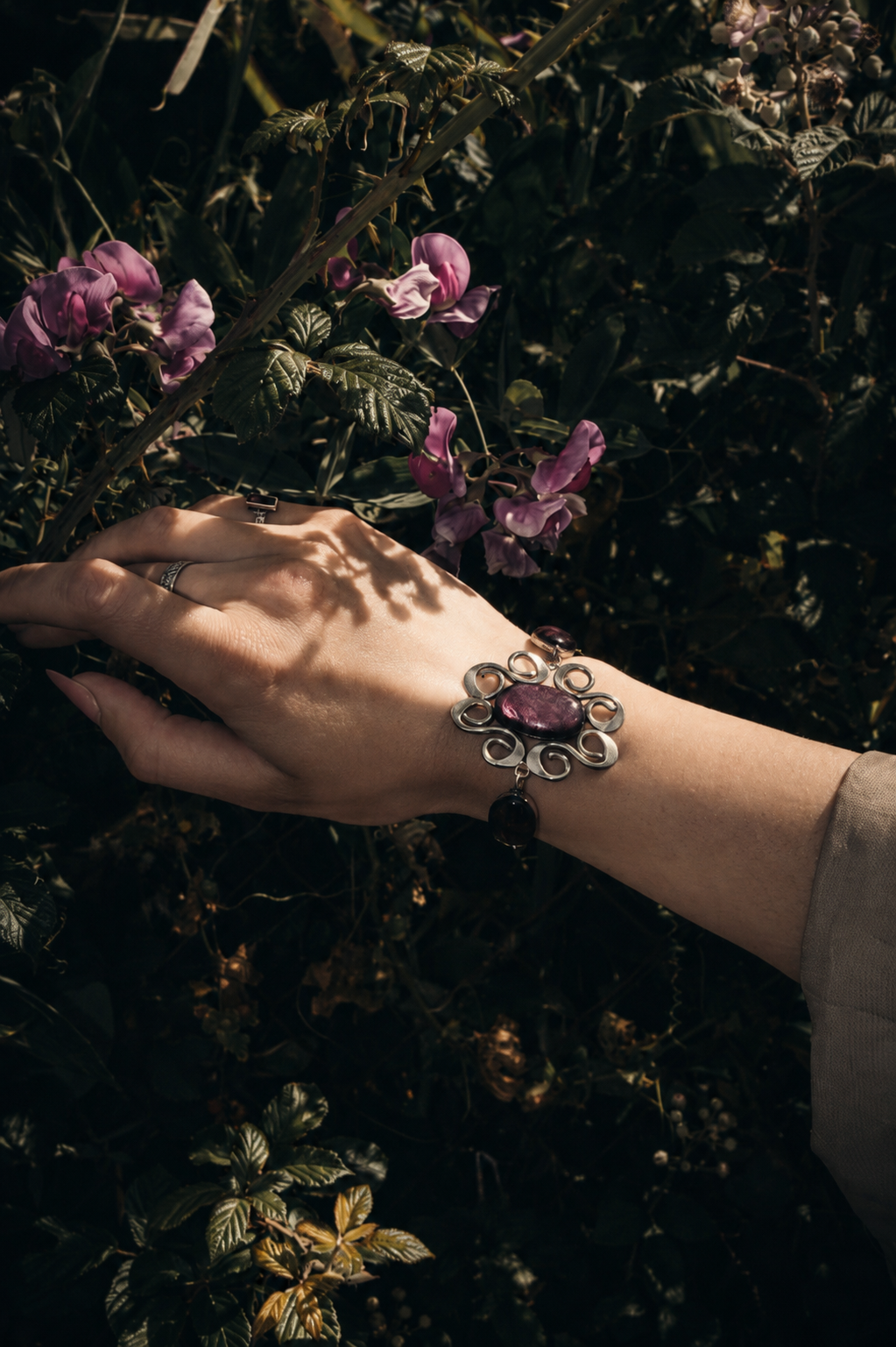 Y2K bracelet argenté avec pierres violettes