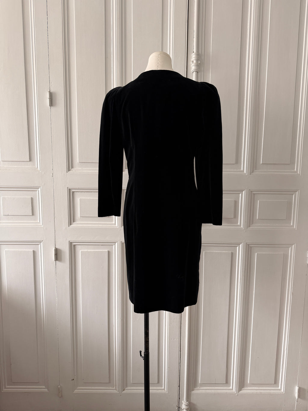 GUY LAROCHE Robe en velours boutons bijoux argentés et strassés 36