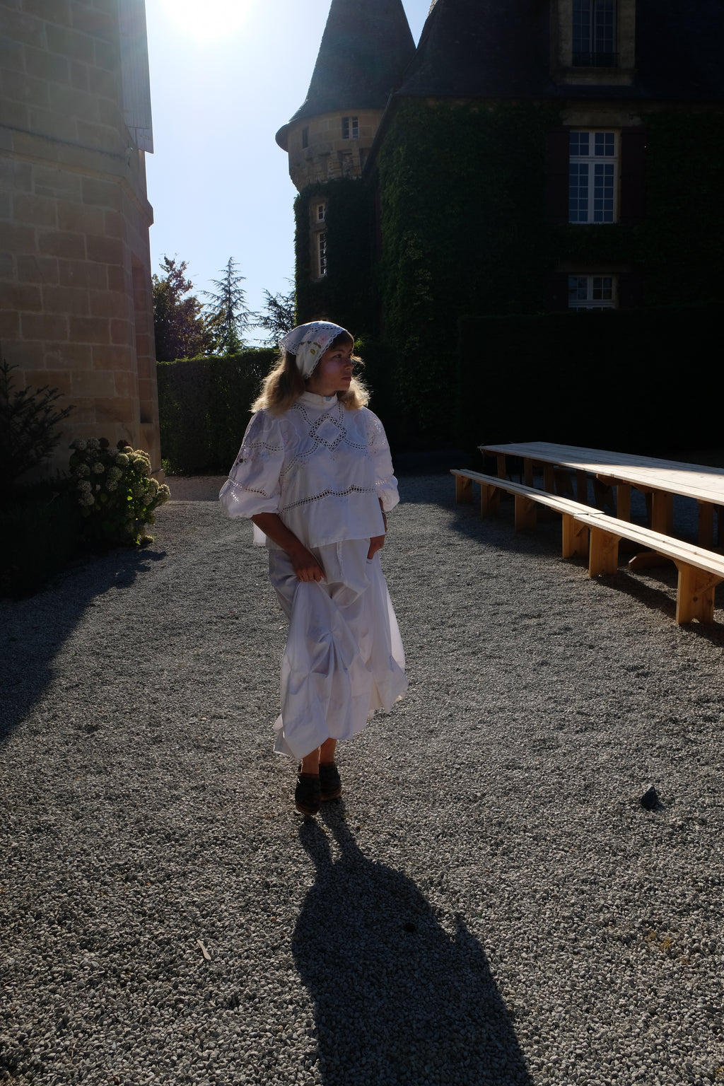 EMMA VERDIER KREMER Blouse Héritage – Fleurs brodées main sur coton blanc