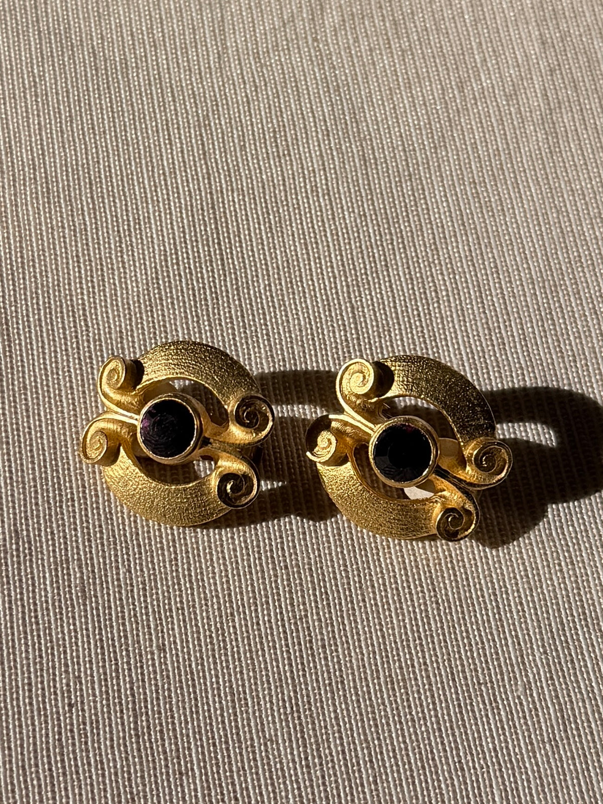 BALENCIAGA Boucles arabesques plaquées or pierre violette