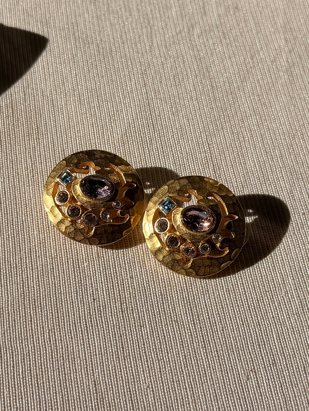 BALENCIAGA Clips dorés pierres violettes