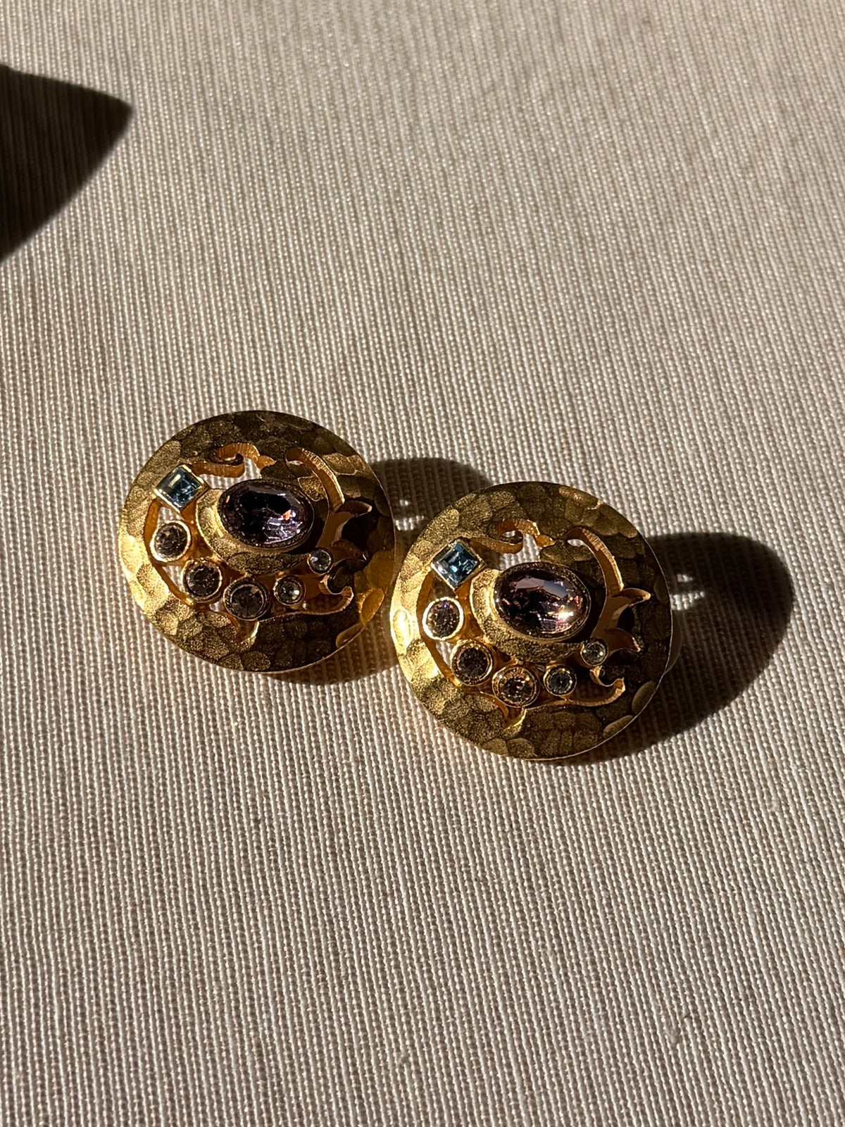 BALENCIAGA Clips dorés pierres violettes