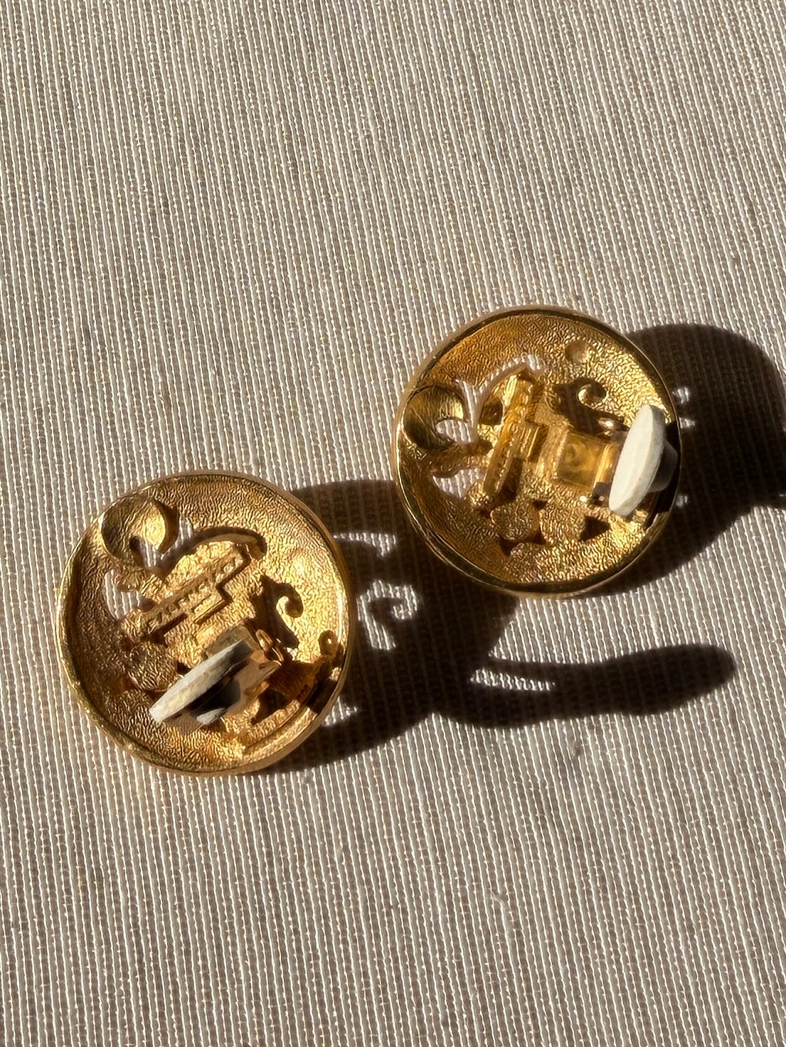 BALENCIAGA Clips dorés pierres violettes