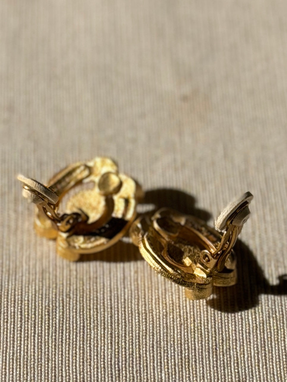 BALENCIAGA Boucles arabesques plaquées or pierre violette