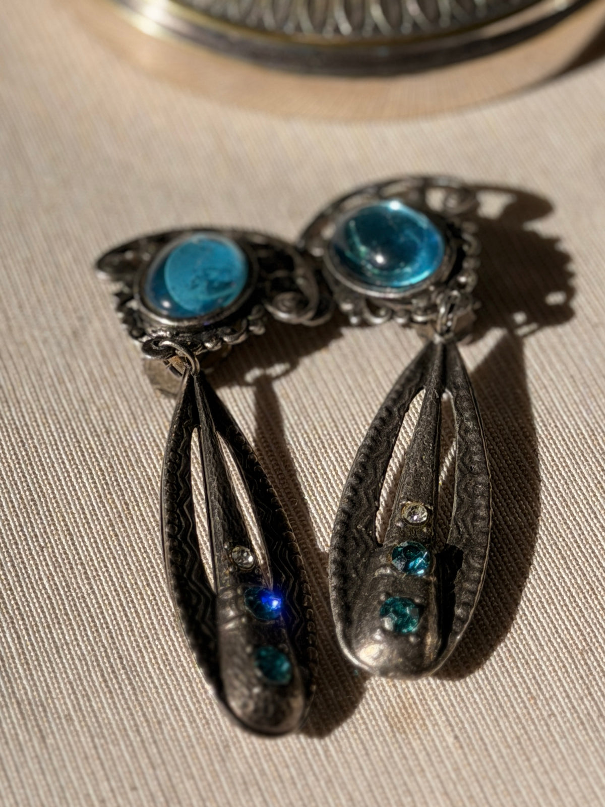 MAX ANIMALIS Clips métal argenté vieilli pierres turquoise et strass