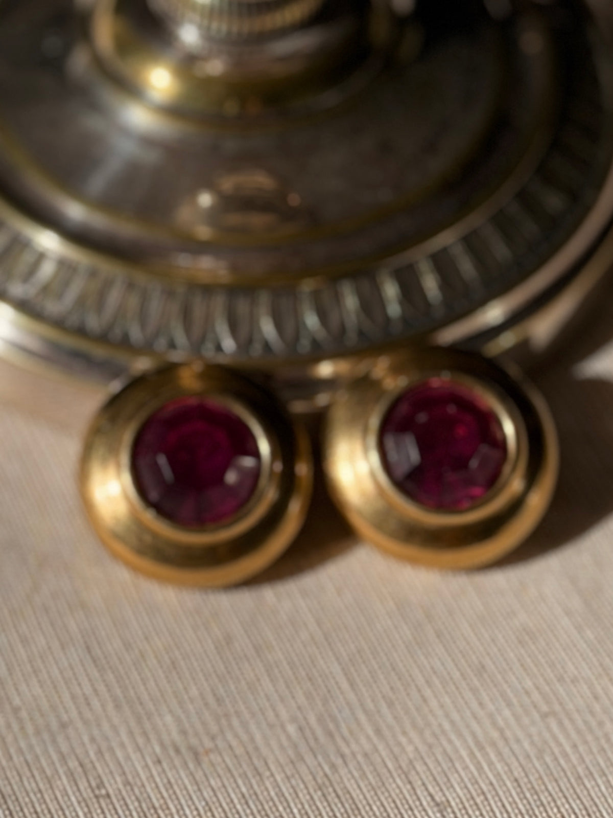 AGATHA PARIS Clips dorés et strass couleur rubis