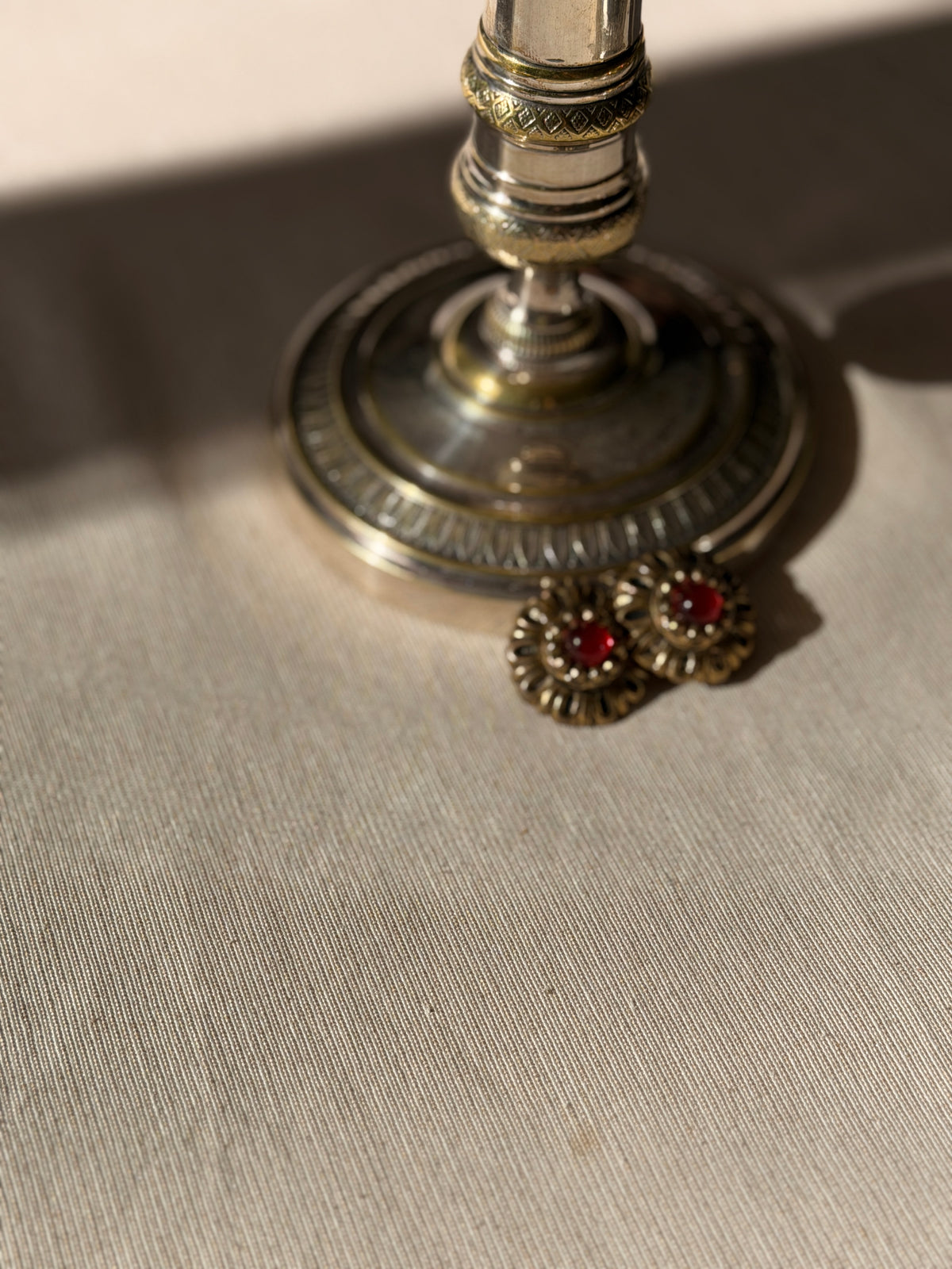 VINTAGE Boucles couleur or élément en verre rouge sertis au centre