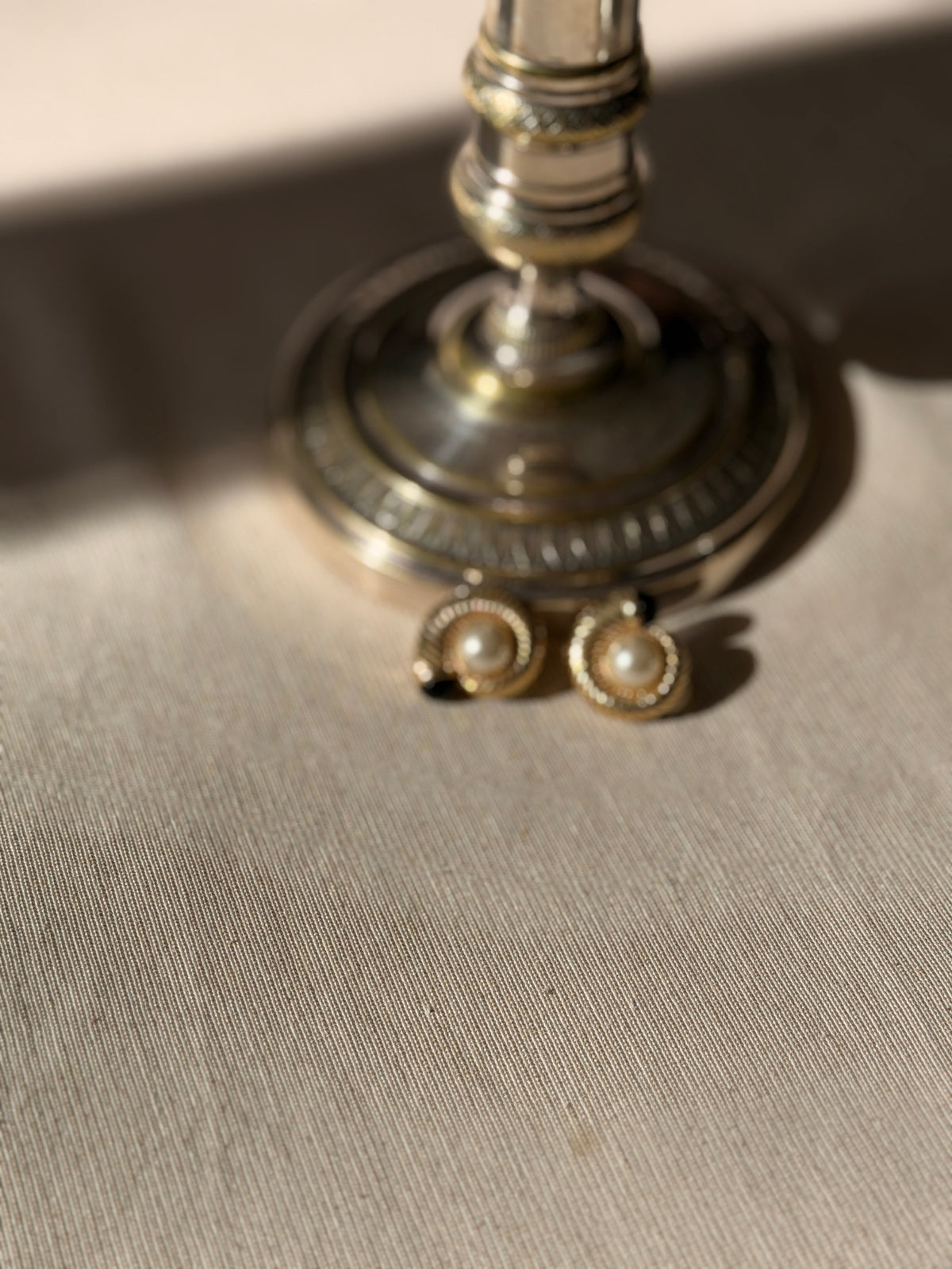VINTAGE Clips dorés forme escargot et perles d’imitation noires