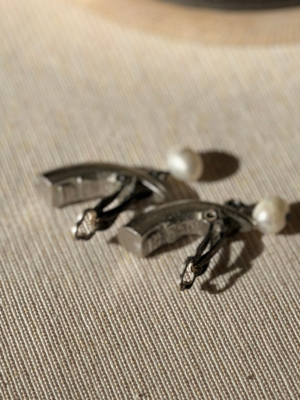 BALENCIAGA Boucles style tribal pic et 2 perles