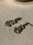 VINTAGE Boucles argentées motif pharaon