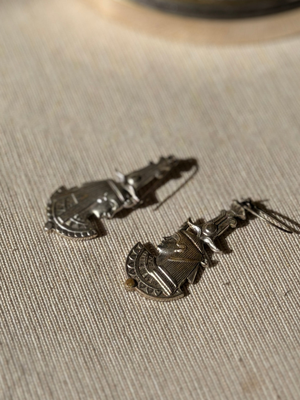 VINTAGE Boucles argentées motif pharaon