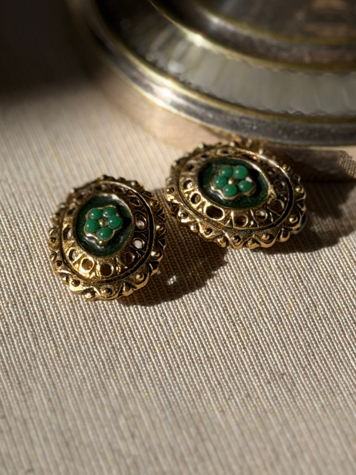 VINTAGE Clips dorés motif floral turquoise et émail noir