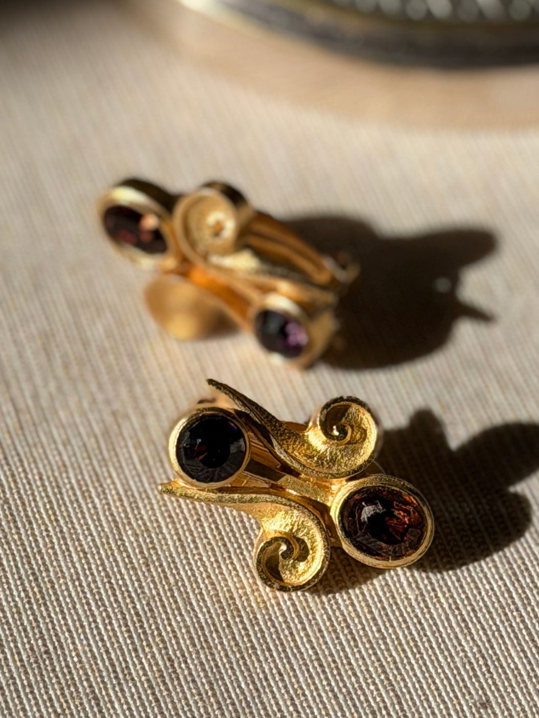 BALENCIAGA Clips poque or strass violet et marron fumé