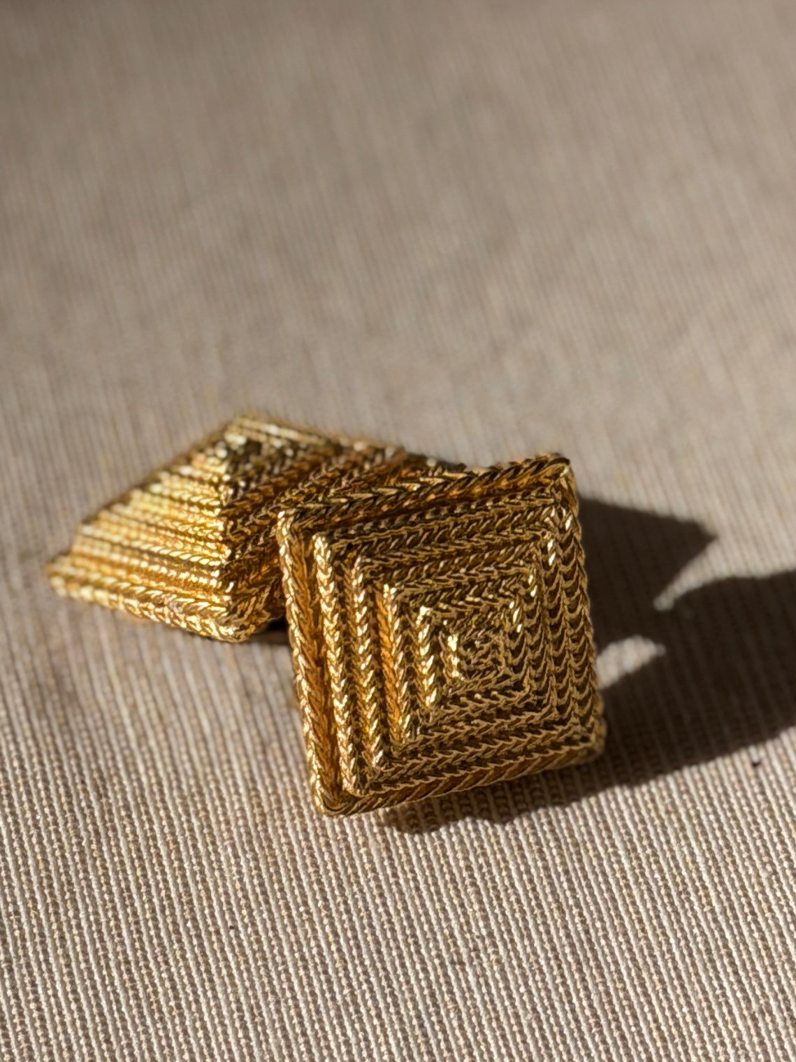BALENCIAGA Clips relief pyramide plaqué or