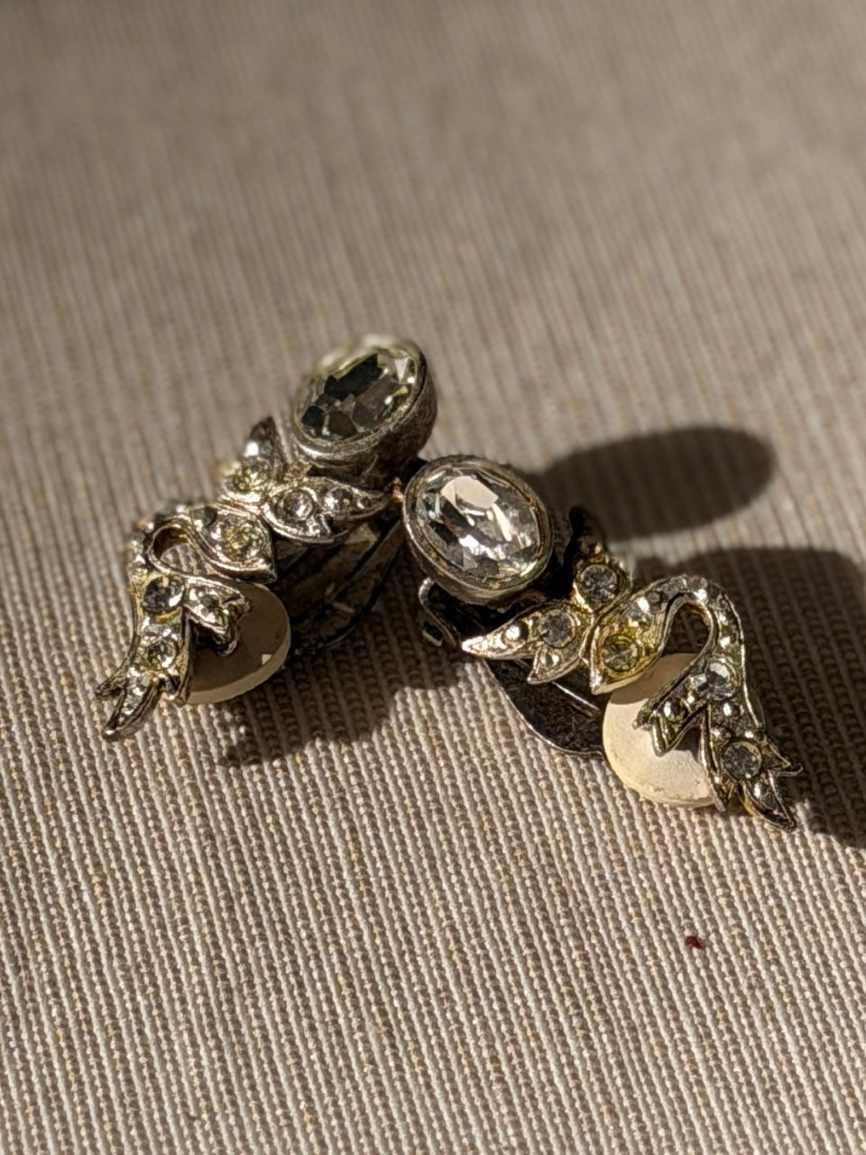 BALENCIAGA Boucles argentées grand strass arabesques et motif végétal