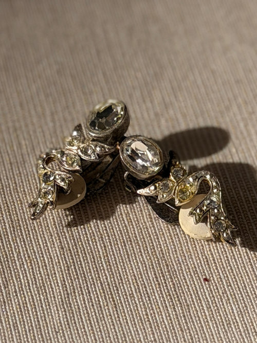 BALENCIAGA Boucles argentées grand strass arabesques et motif végétal