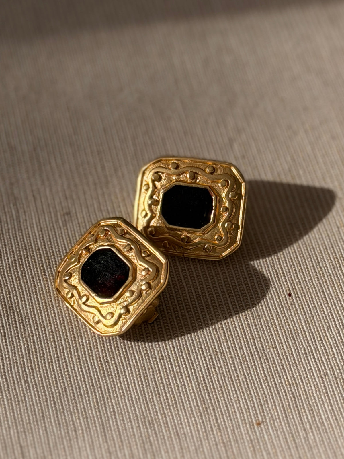 VINTAGE Clips plaqués or et émail noir