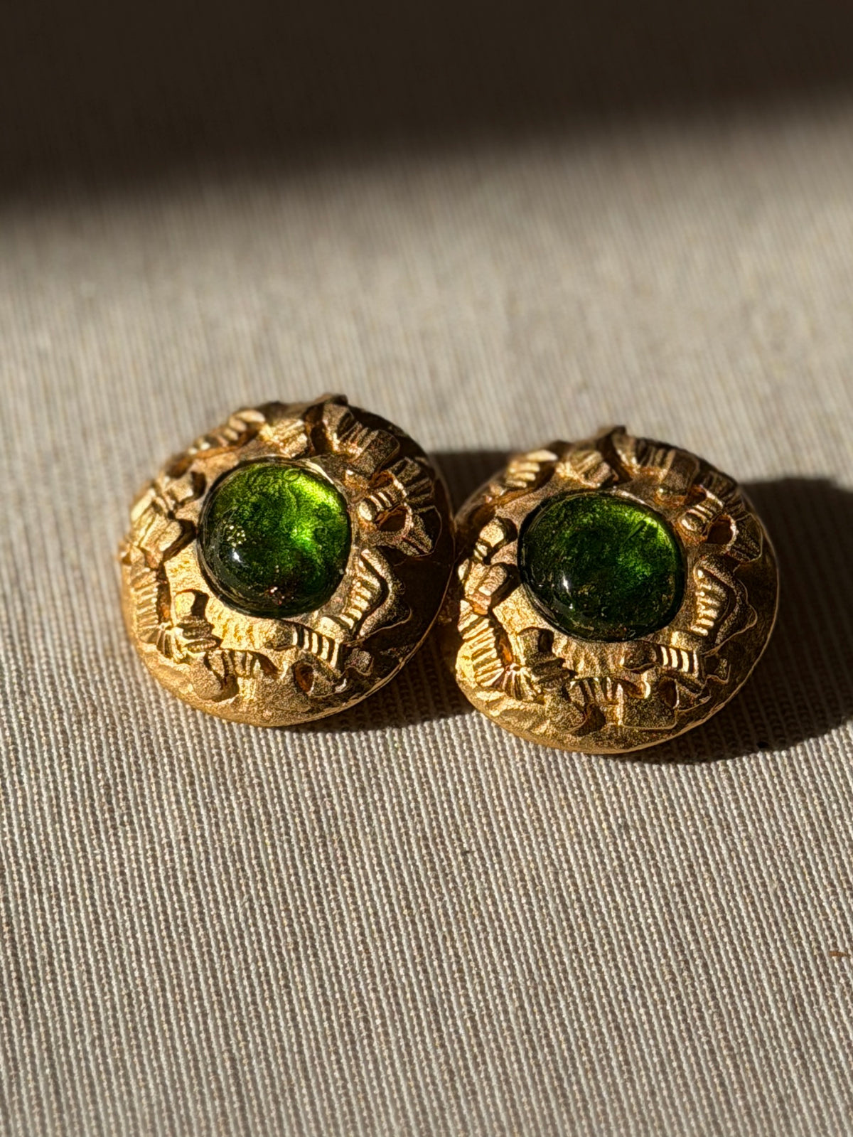 BALENCIAGA Clips plaqués or pierre verte brillante centrale