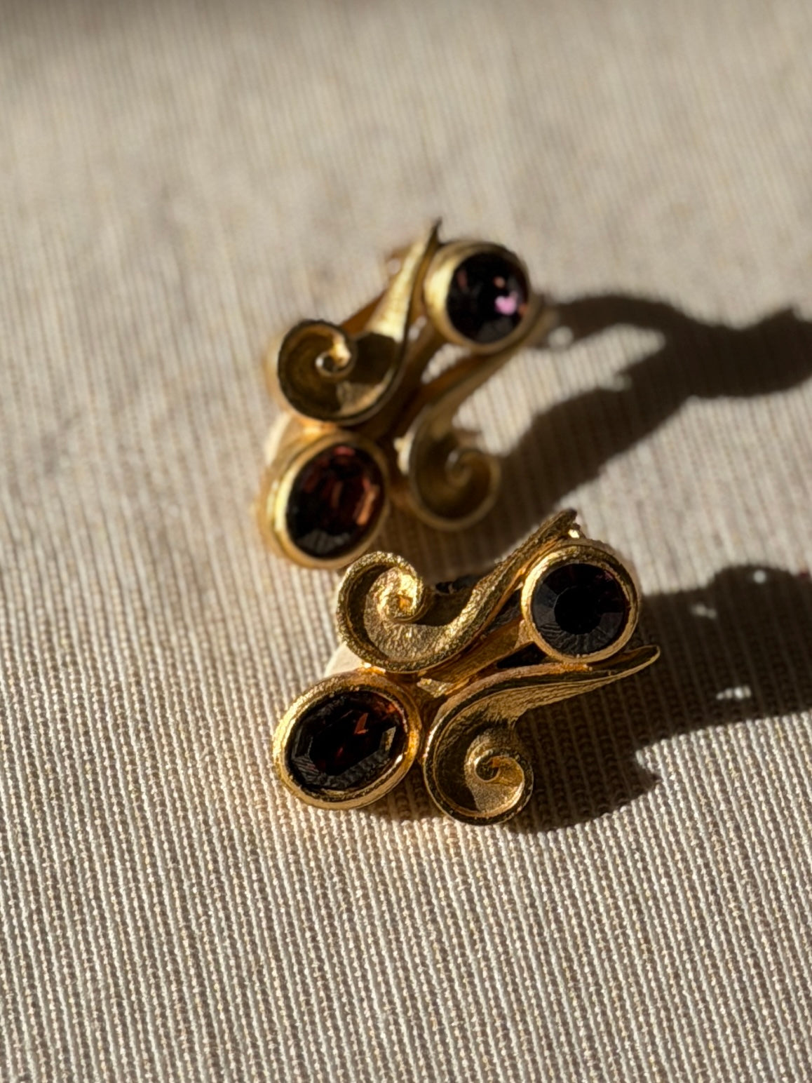 BALENCIAGA Clips poque or strass violet et marron fumé