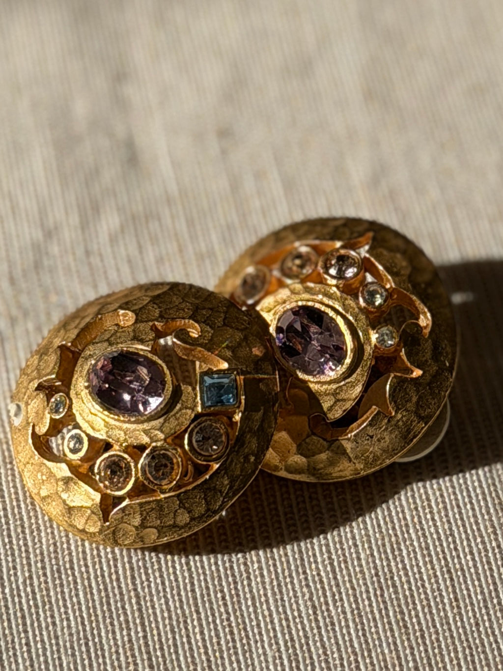 BALENCIAGA Boucles rondes ajourées métal doré martelé et sept strass