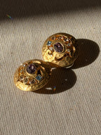 BALENCIAGA Boucles rondes ajourées métal doré martelé et sept strass