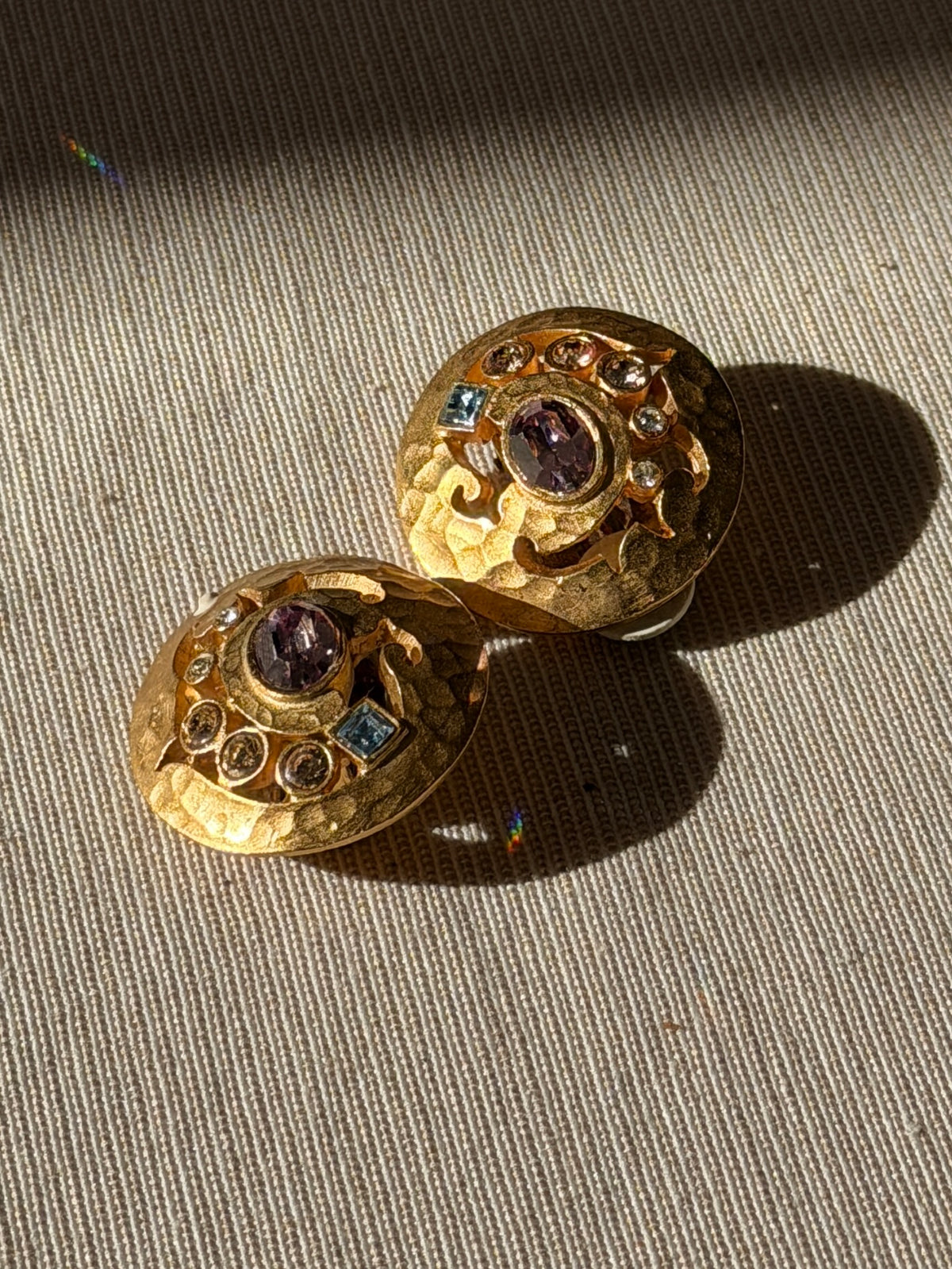 BALENCIAGA Boucles rondes ajourées métal doré martelé et sept strass