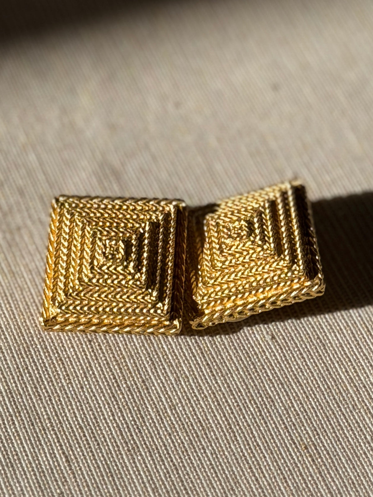 BALENCIAGA Clips relief pyramide plaqué or