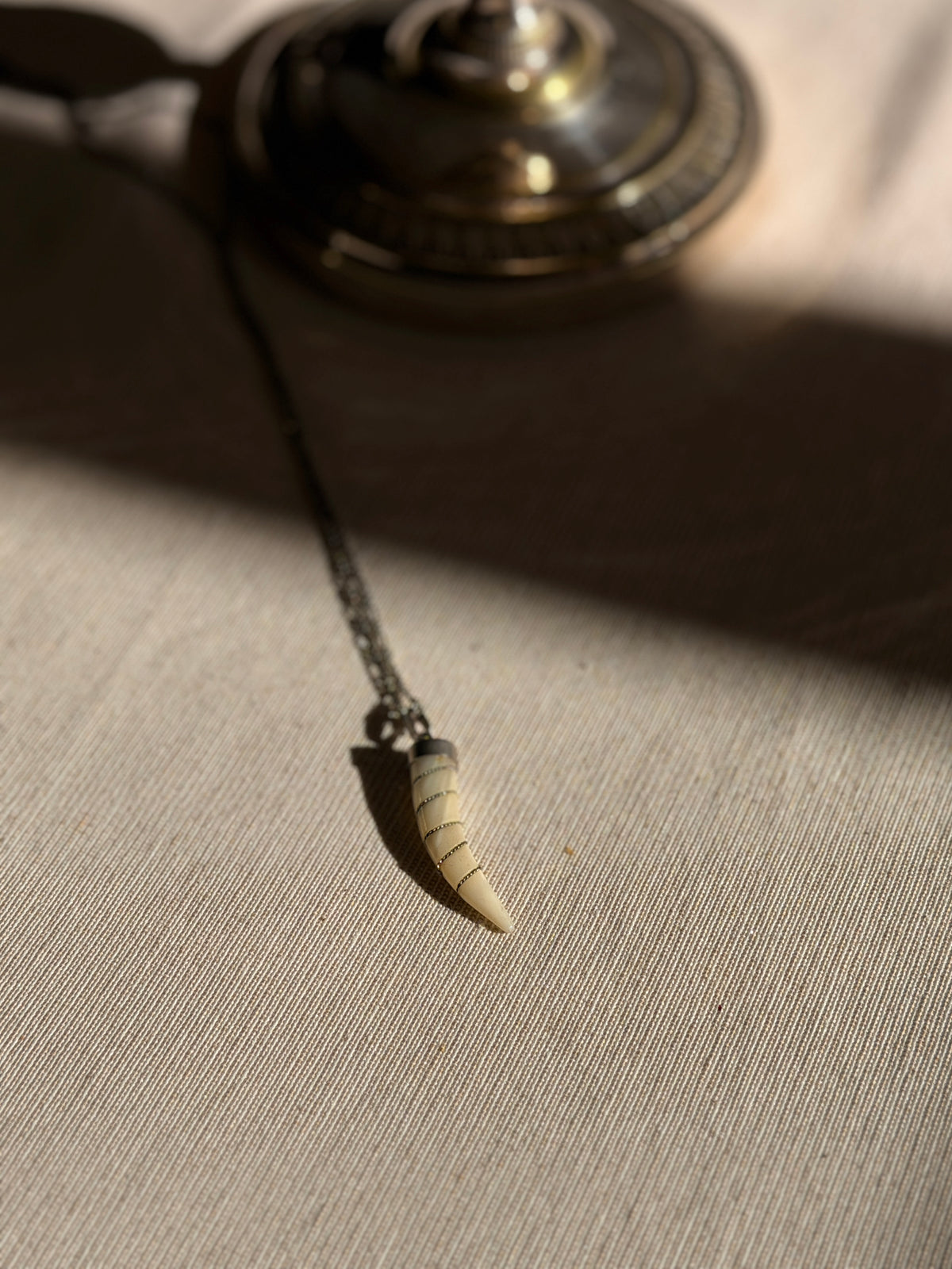 VINTAGE Pendentif dent en nacre année 70