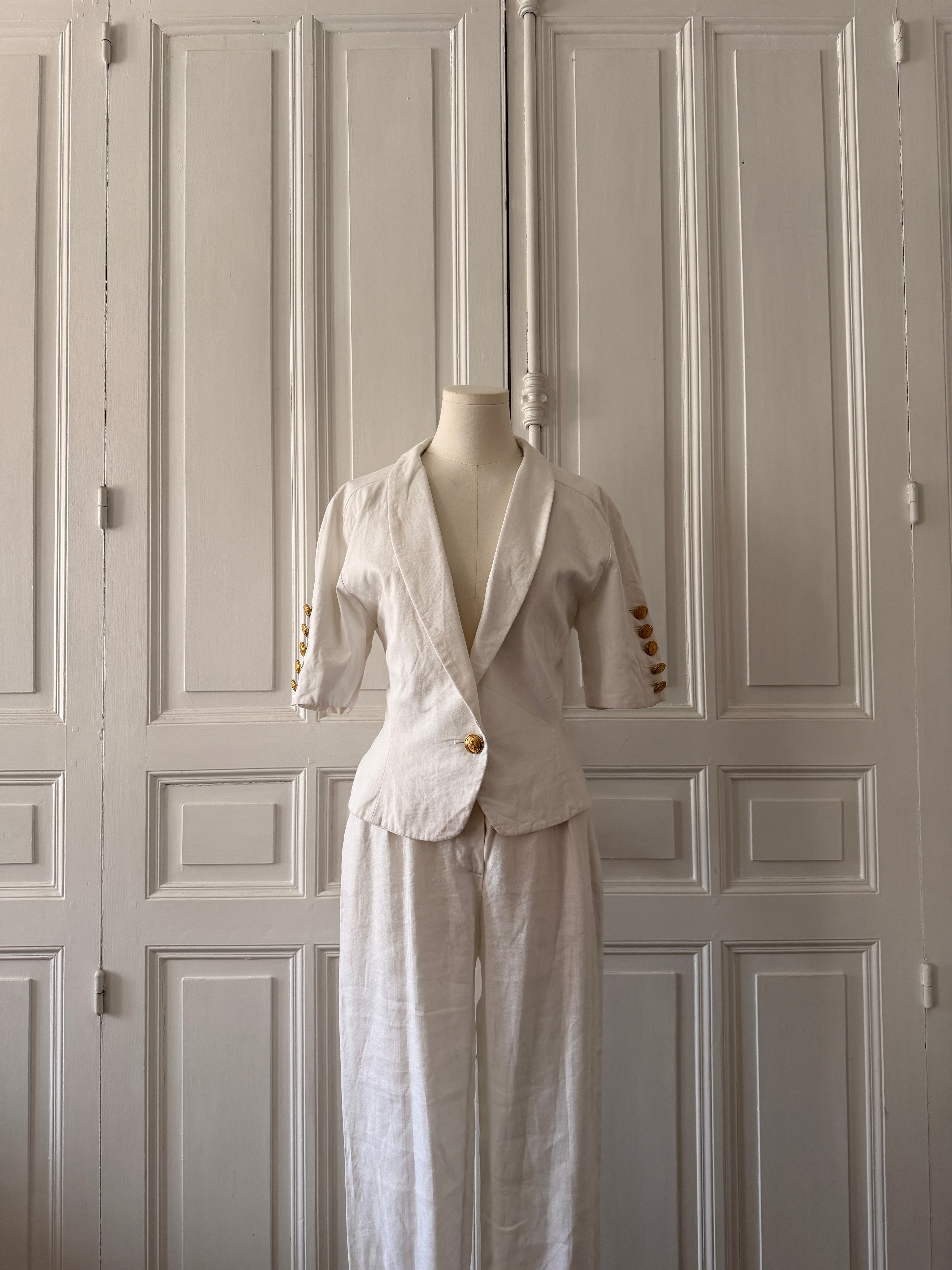 Yves Saint Laurent Veste blanche manche courte à boutons dorés signés