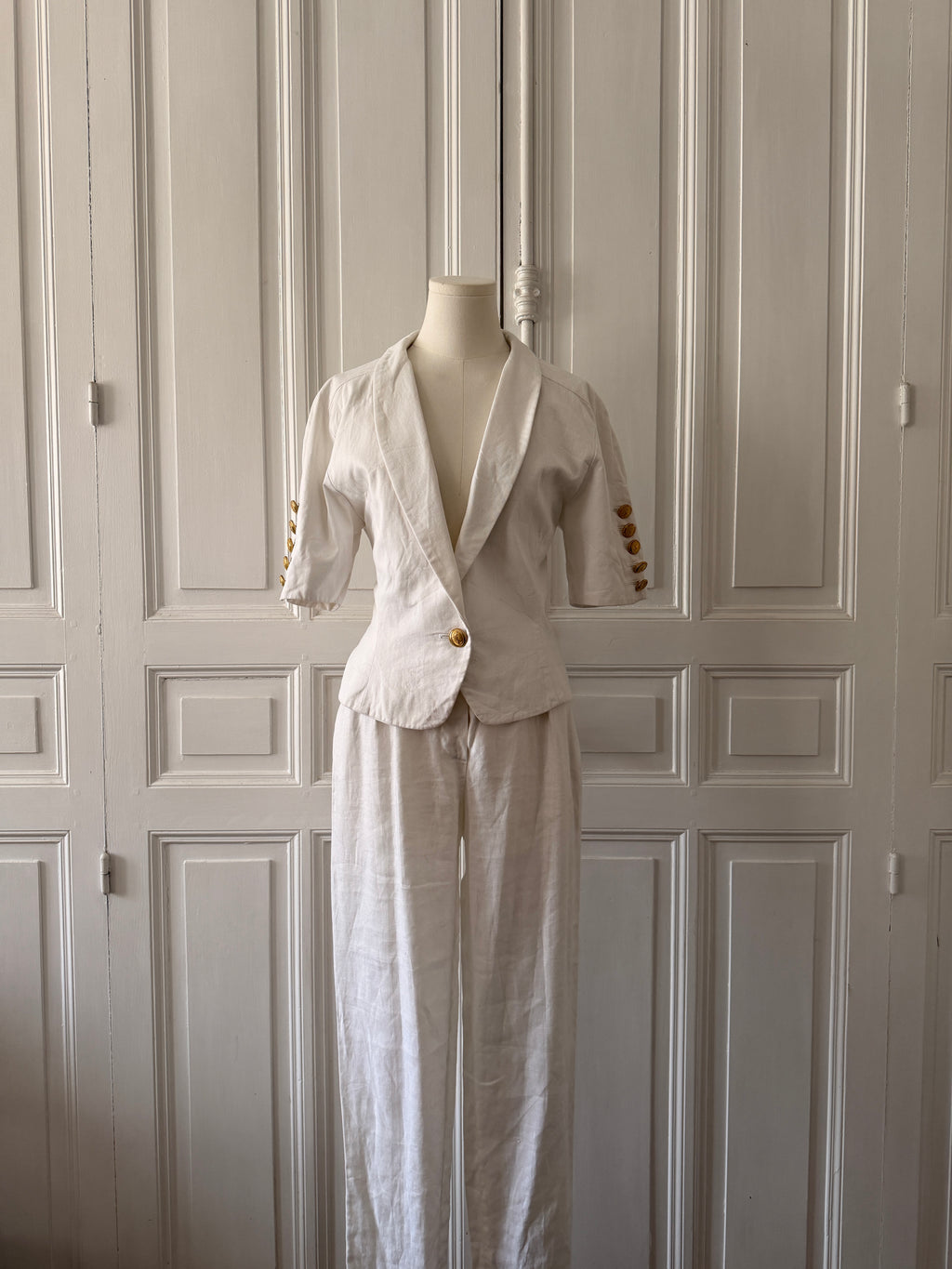 Yves Saint Laurent Veste blanche manche courte à boutons dorés signés