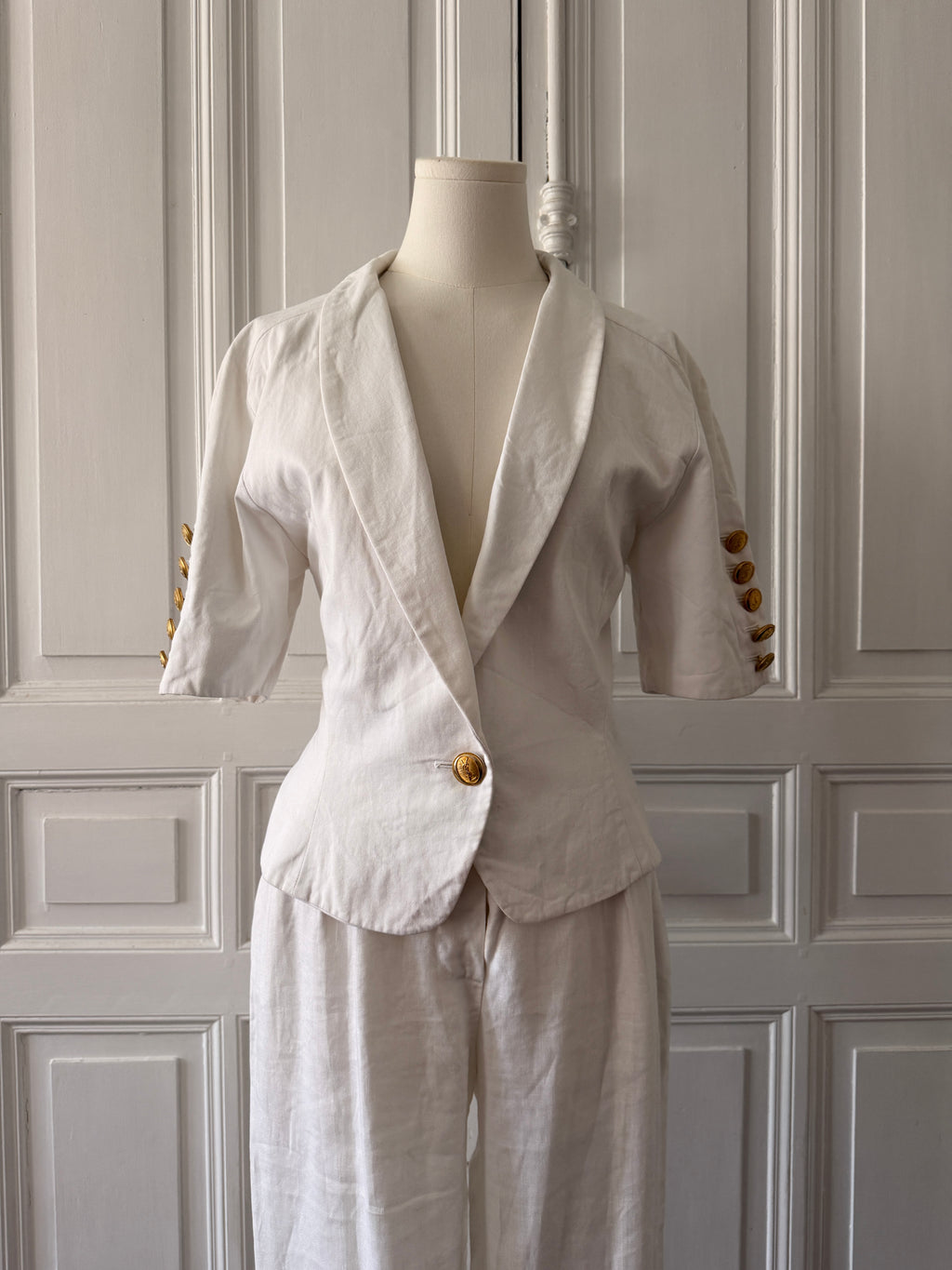 Yves Saint Laurent Veste blanche manche courte à boutons dorés signés