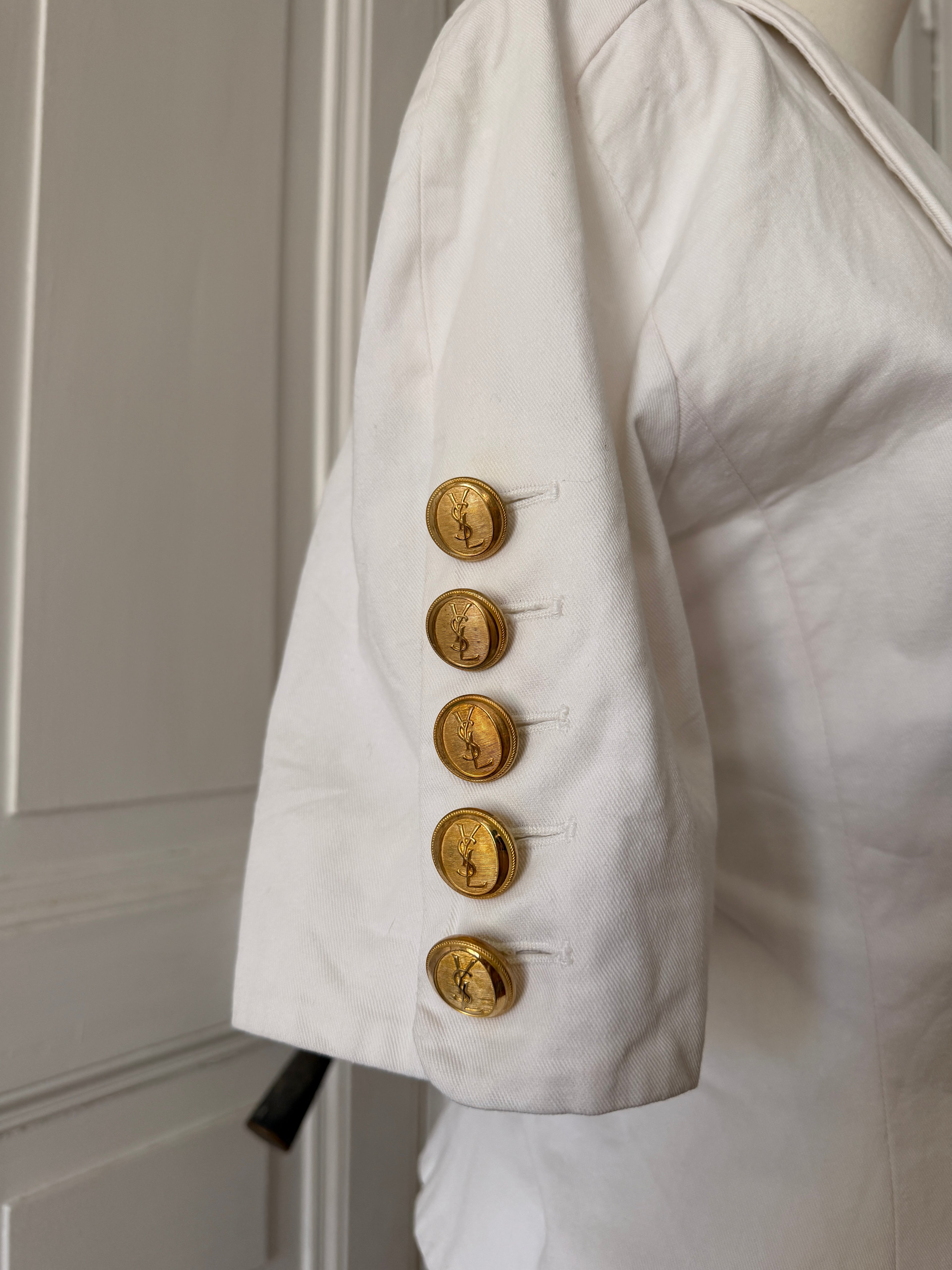 Yves Saint Laurent Veste blanche manche courte à boutons dorés signés