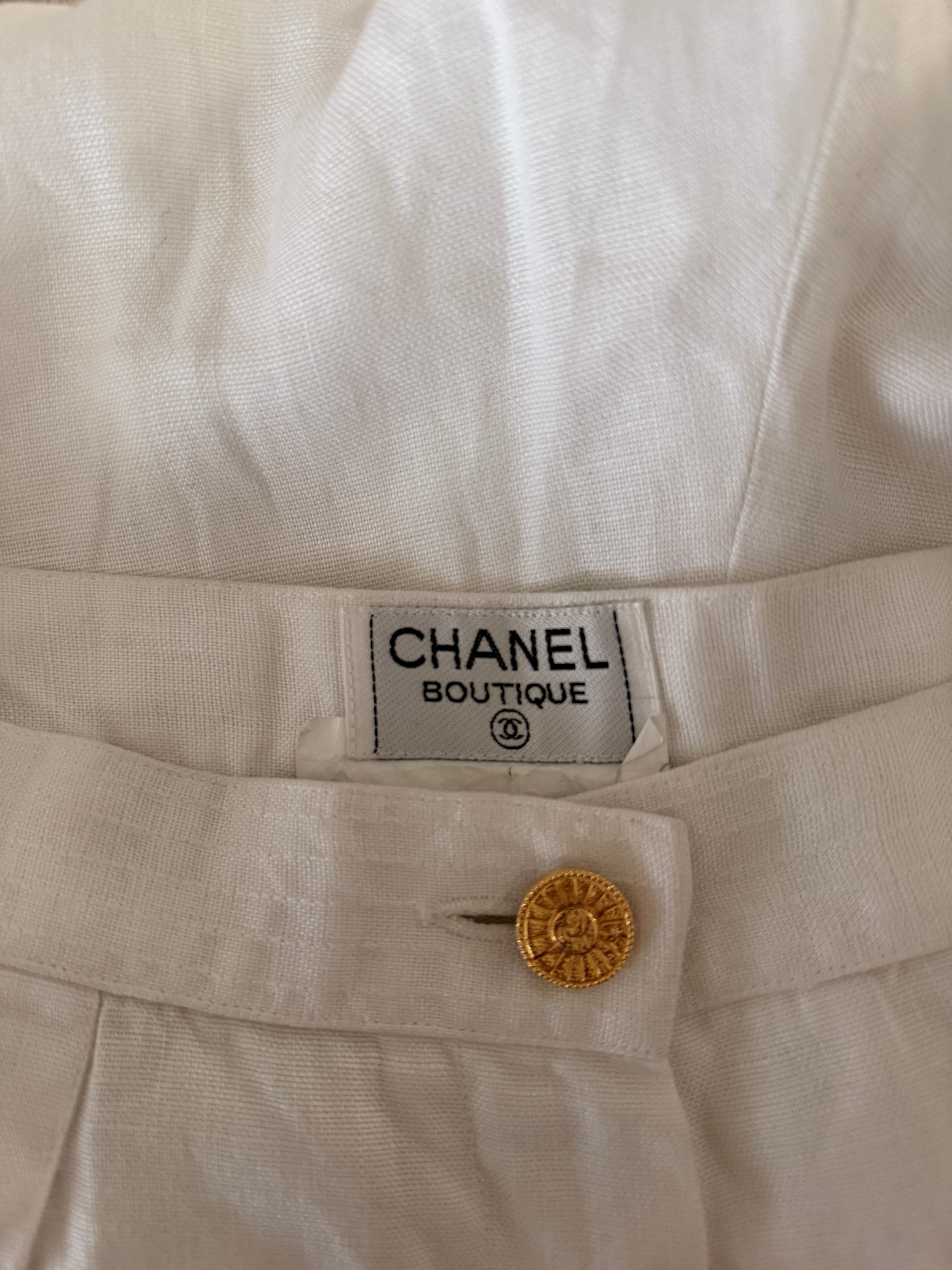 CHANEL Pantalon années 80 taille 34 en lin blanc - bouton doré soleil