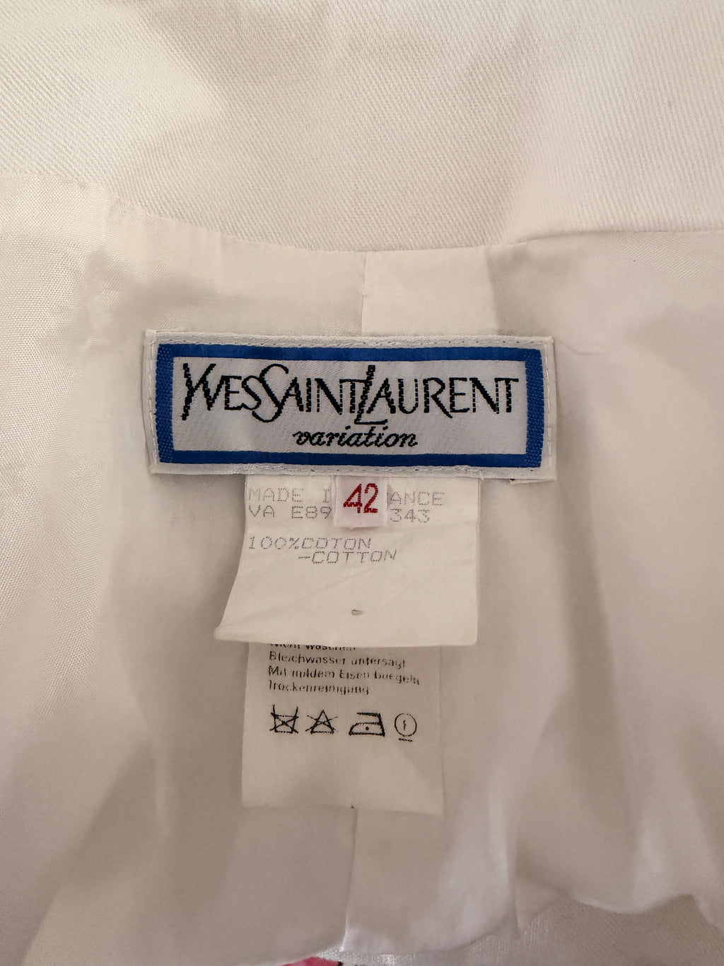 Yves Saint Laurent Veste blanche manche courte à boutons dorés signés