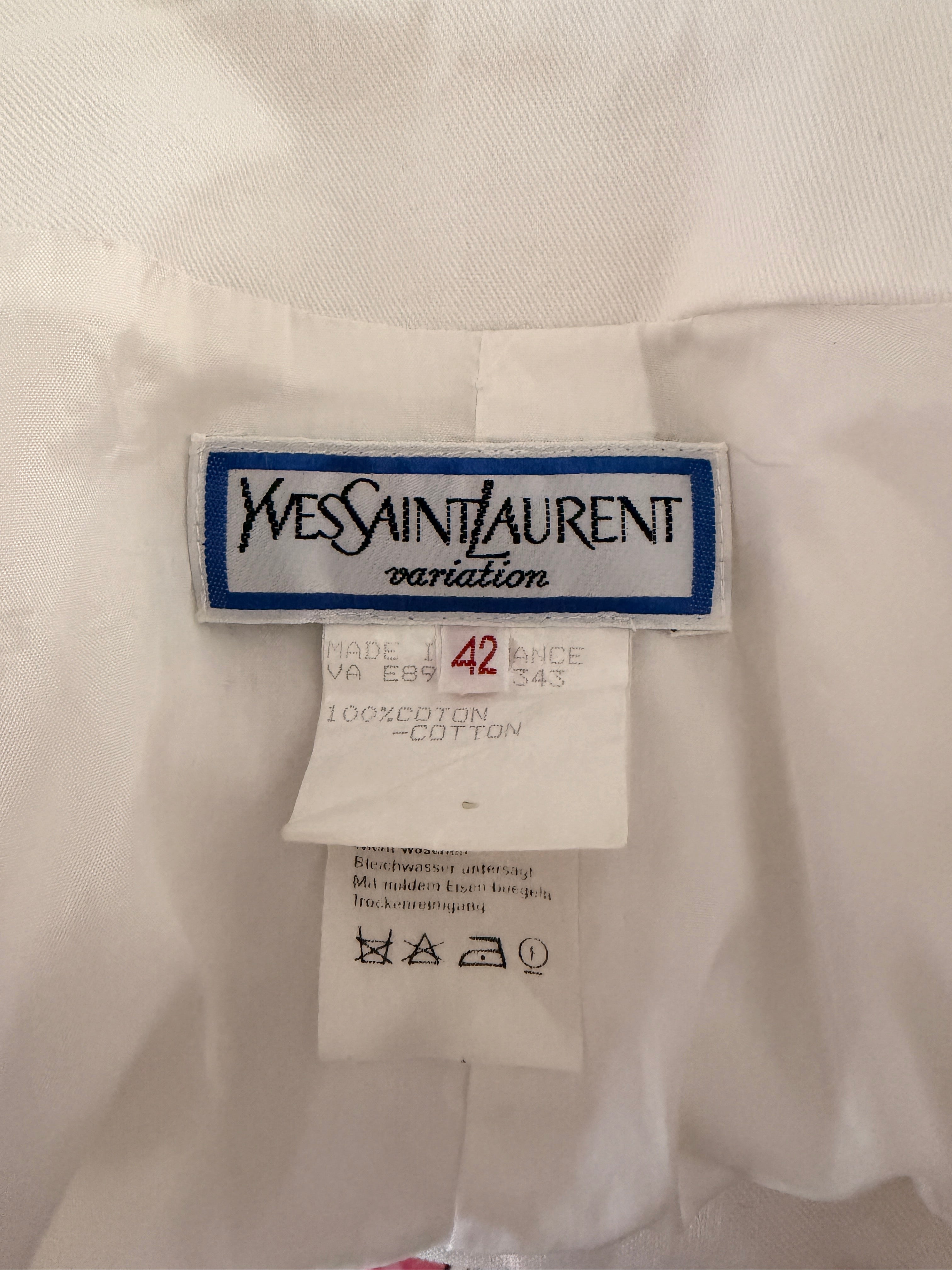Yves Saint Laurent Veste blanche manche courte à boutons dorés signés
