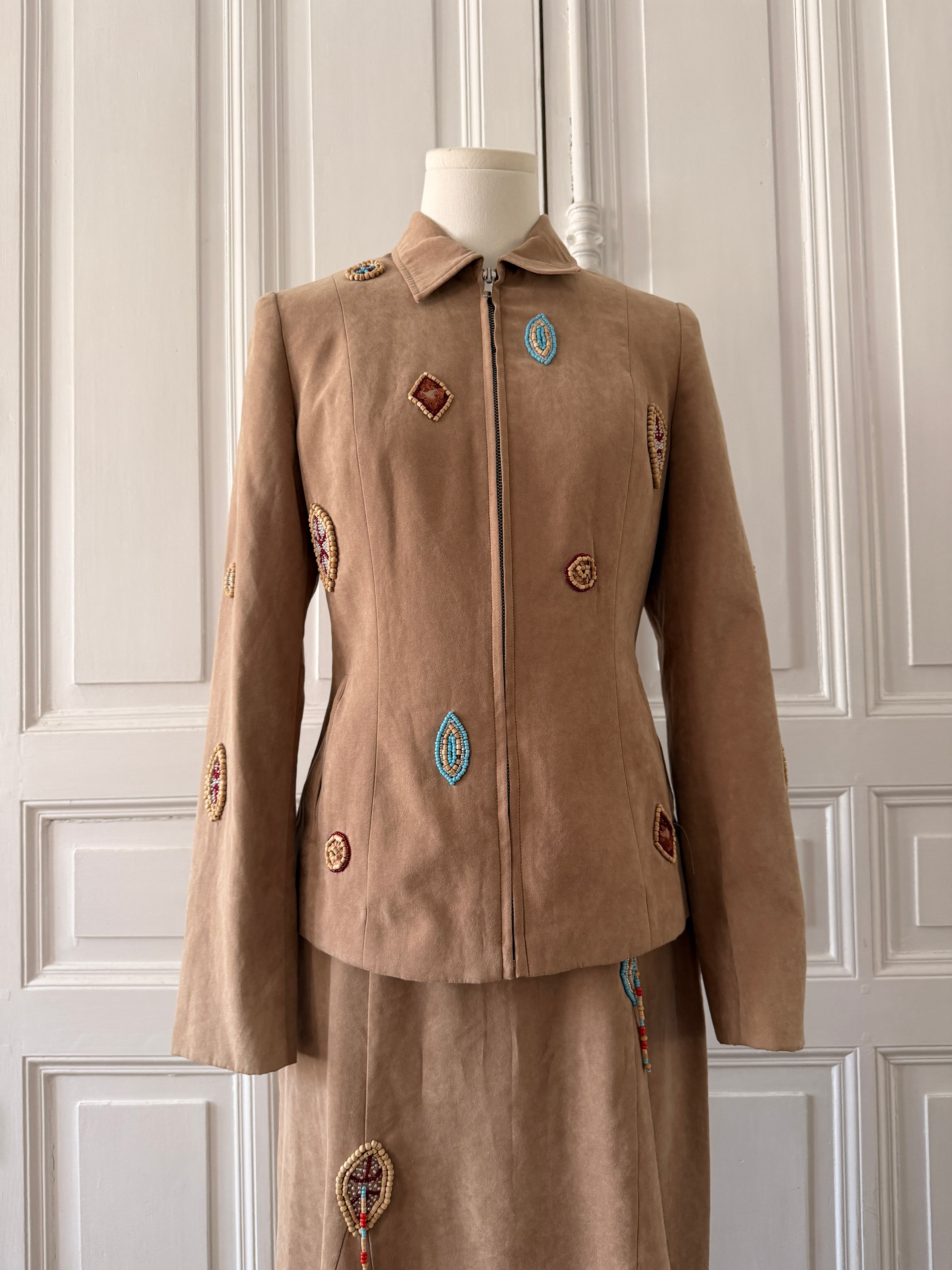 VINTAGE Ensemble veste jupe effet peau de gant velours brodé taille 36
