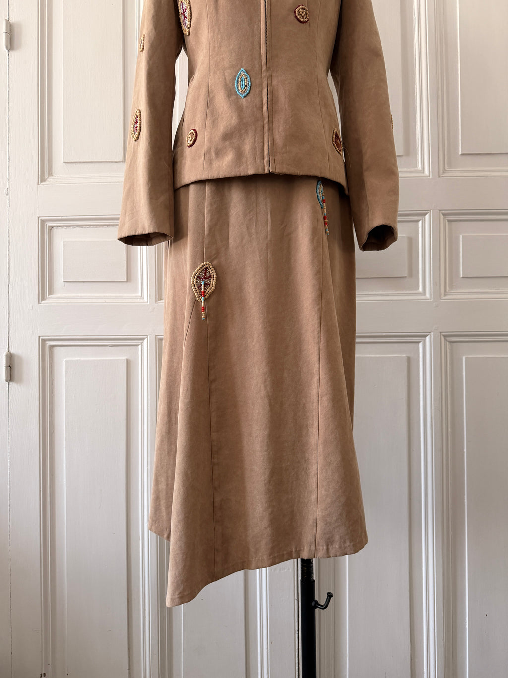 VINTAGE Ensemble veste jupe effet peau de gant velours brodé taille 36
