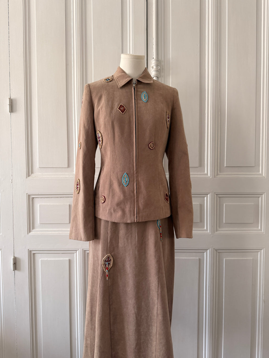 VINTAGE Ensemble veste jupe effet peau de gant velours brodé taille 36